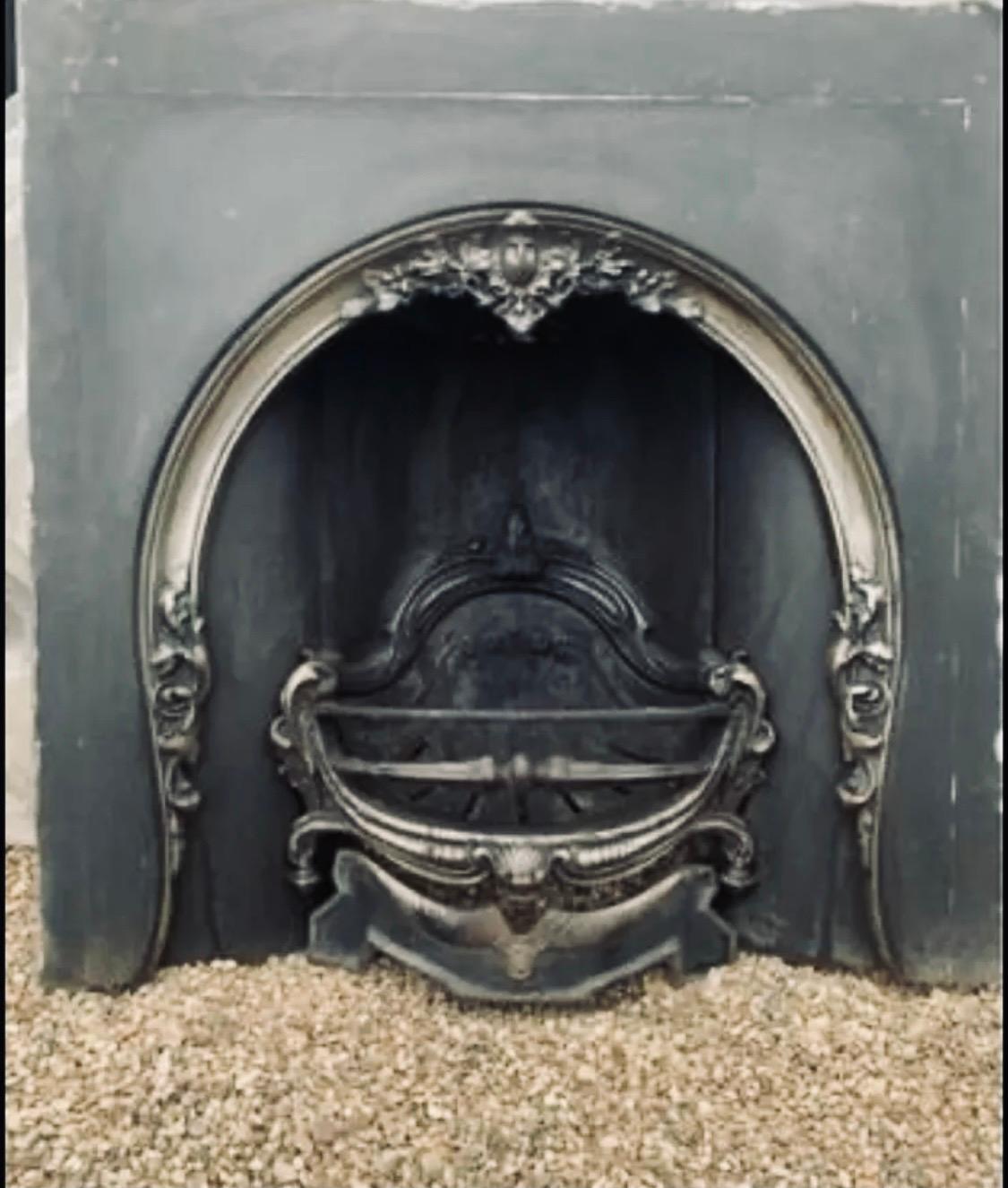 Victorien Grande plaque de cheminée en fonte de style victorien en forme de fer à cheval en vente