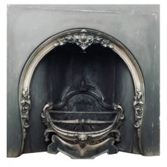 Grande inserto per caminetto a ferro di cavallo in ghisa di epoca vittoriana