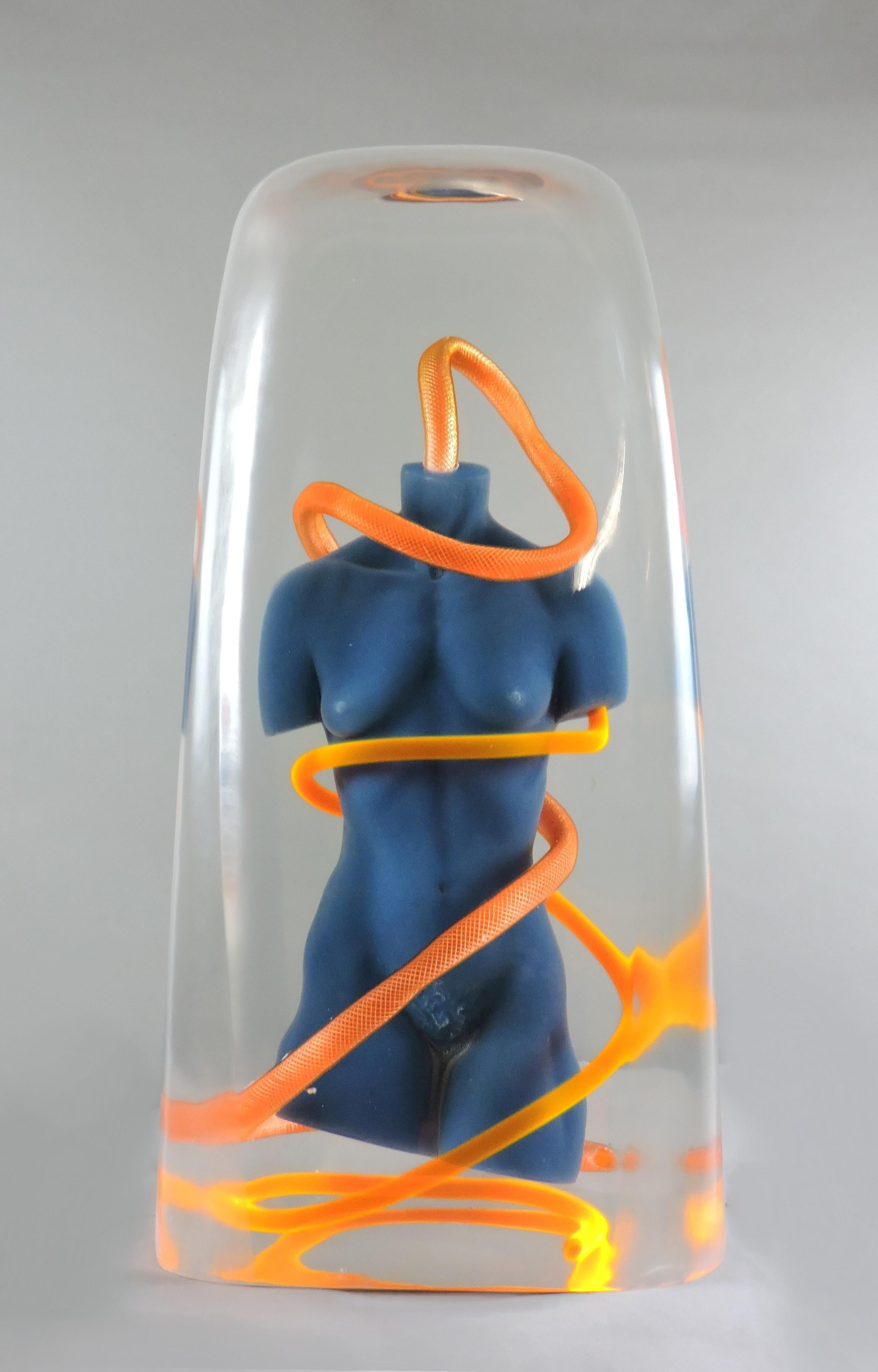 Escultura acrílica futurista moderna grande de Lucite fundido de Karen Brown en venta 3