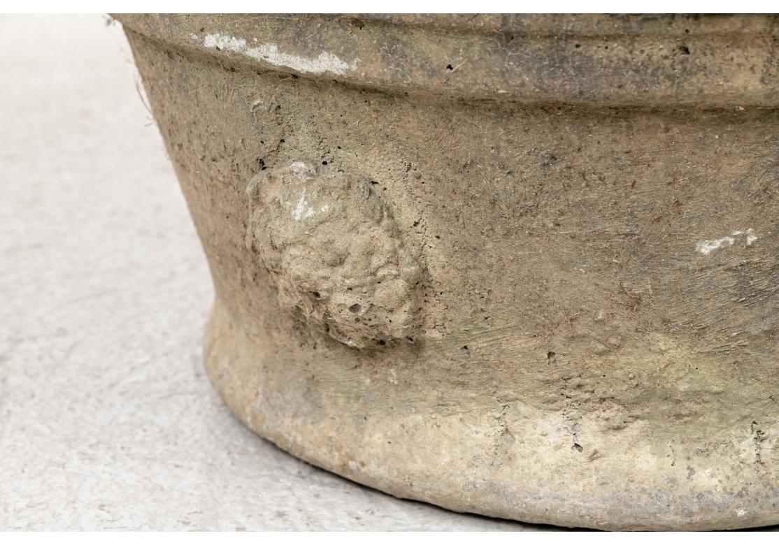 Neoclassico Grande fioriera in pietra fusa con teste di leone e ghirlande in vendita