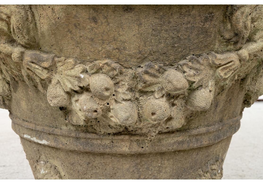 Grande fioriera in pietra fusa con teste di leone e ghirlande In condizioni deteriorate in vendita a Bridgeport, CT