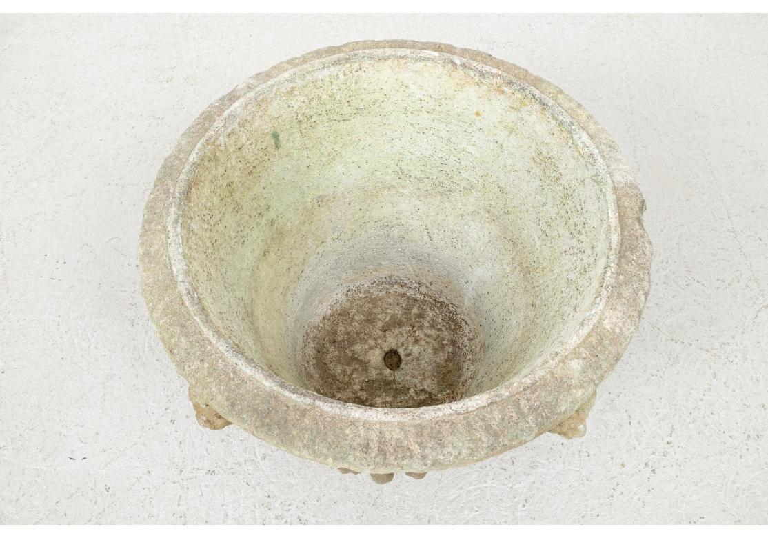 XX secolo Grande fioriera in pietra fusa con teste di leone e ghirlande in vendita