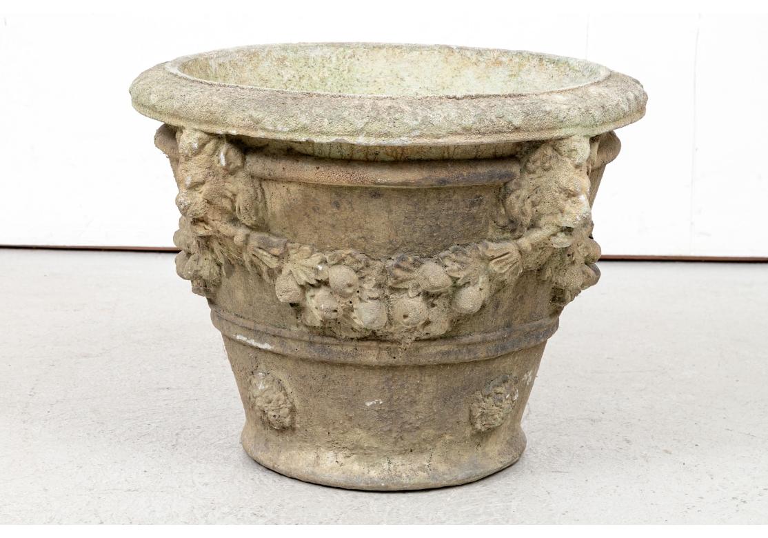 Pietra artificiale Grande fioriera in pietra fusa con teste di leone e ghirlande in vendita