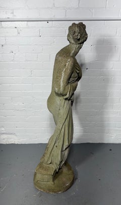 Große Statue der Pandora aus Steinguss. Weiblicher Akt, klassischer römischer Stil