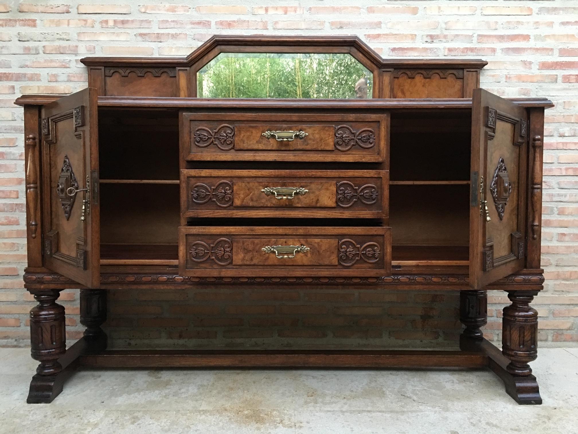 Spagnolo Grande buffet catalano spagnolo con due porte e tre cassetti in vendita