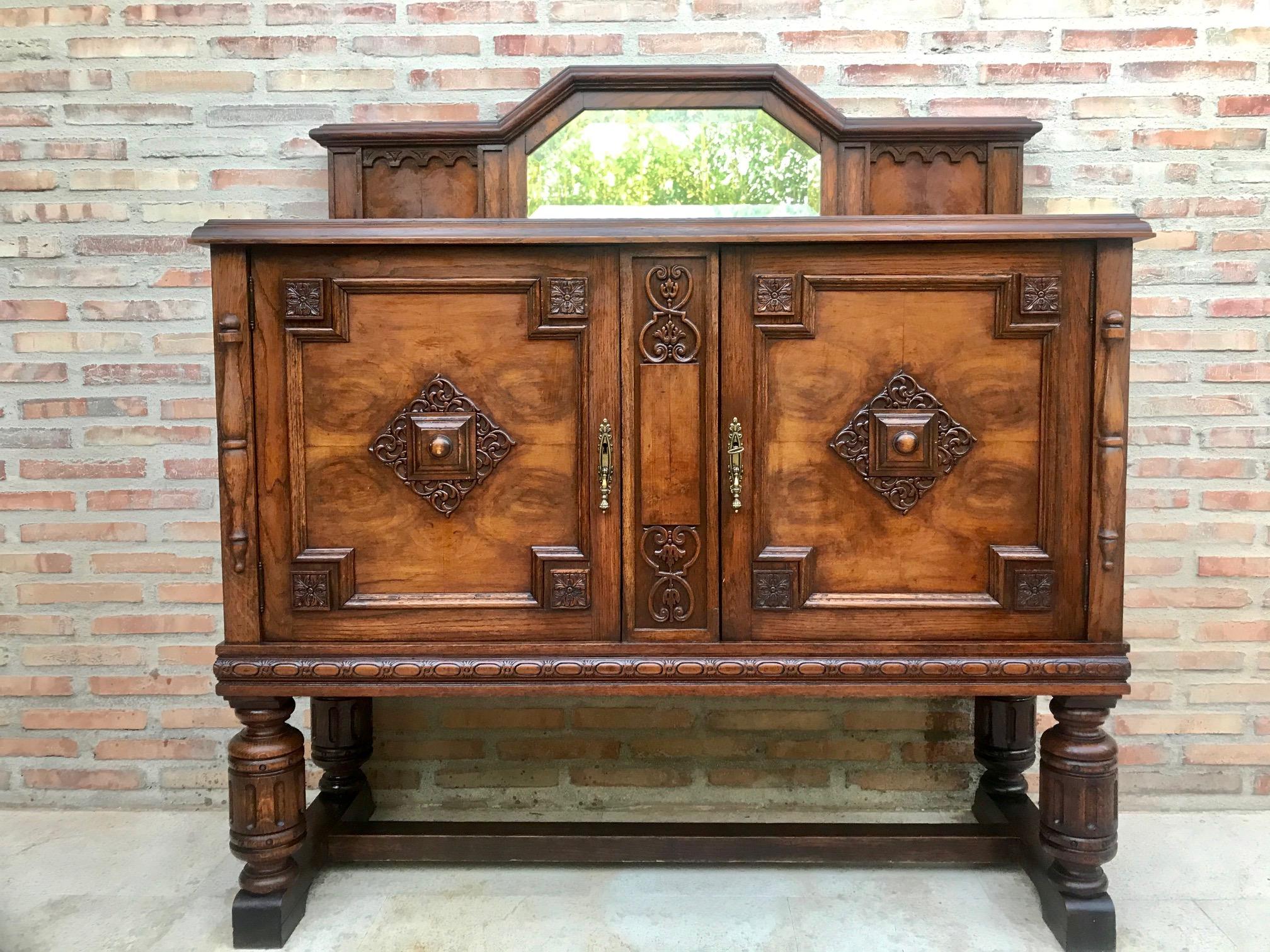 Grande buffet catalano spagnolo con due porte e tre cassetti In condizioni buone in vendita a Miami, FL