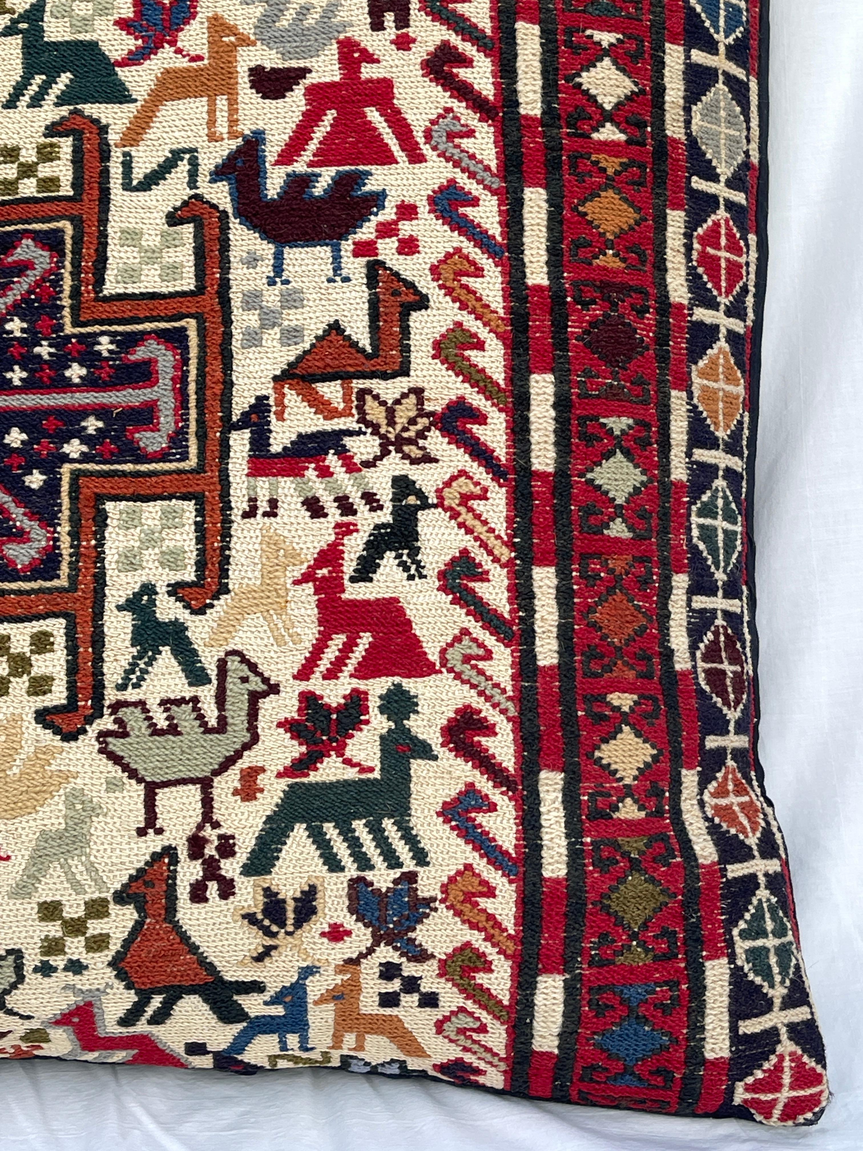 Tessuto a mano Cuscino grande in lana Soumak del Caucaso con motivi animali in vendita