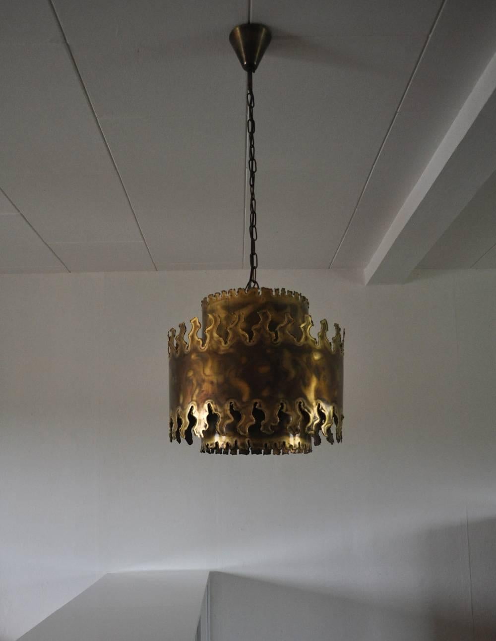 Large ceiling lamp designed by Svend Aage Holm Sørensen in the 1960s in Denmark. Manufactured by Holm Sørensen & Co. The lamp is made of torch cut brass and the shades gives an amazing light effect. It hangs from the original brass coloured chain