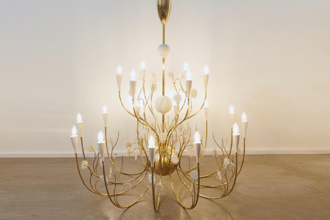 Elaborately restored: 18-burner large ceiling lamp Gran Flora, Italy, 1950s, ivory white flowers & luminous 