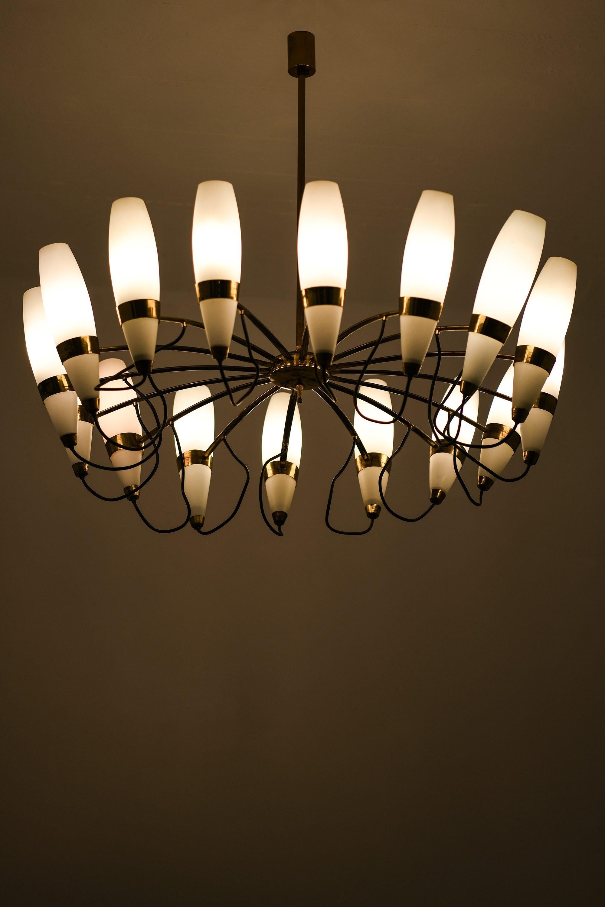 Grande lampada da soffitto in vetro opalino e ottone, anni '50

Informazioni aggiuntive:
Materiale: Vetro opalino, ottone
Stile: Metà secolo, Italiano
Prodotto da Stilnovo in Italia
Dimensioni (L. x P. x H.): 95 x 95 x 85 cm