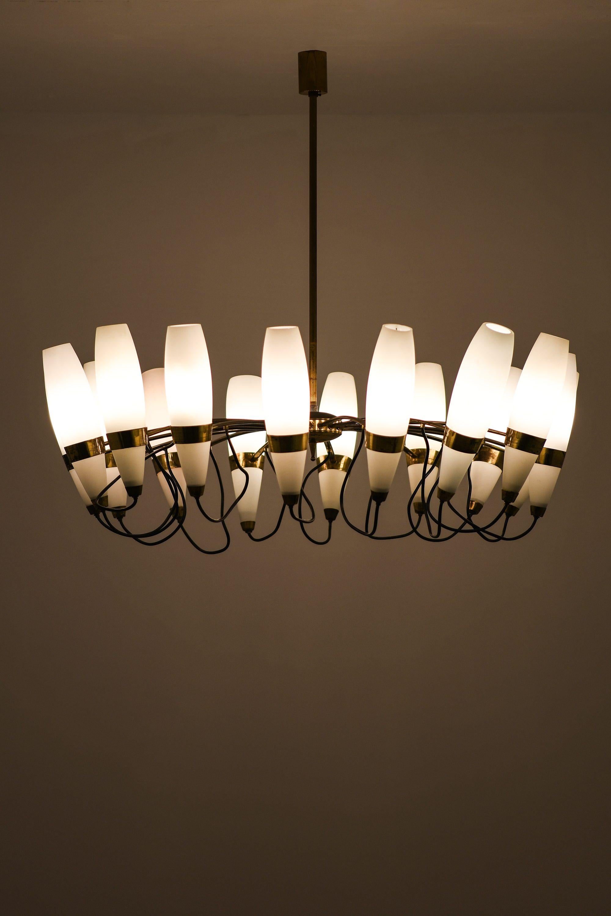 Mid-Century moderno Grande lampada da soffitto in vetro opalino e ottone, anni '50 in vendita