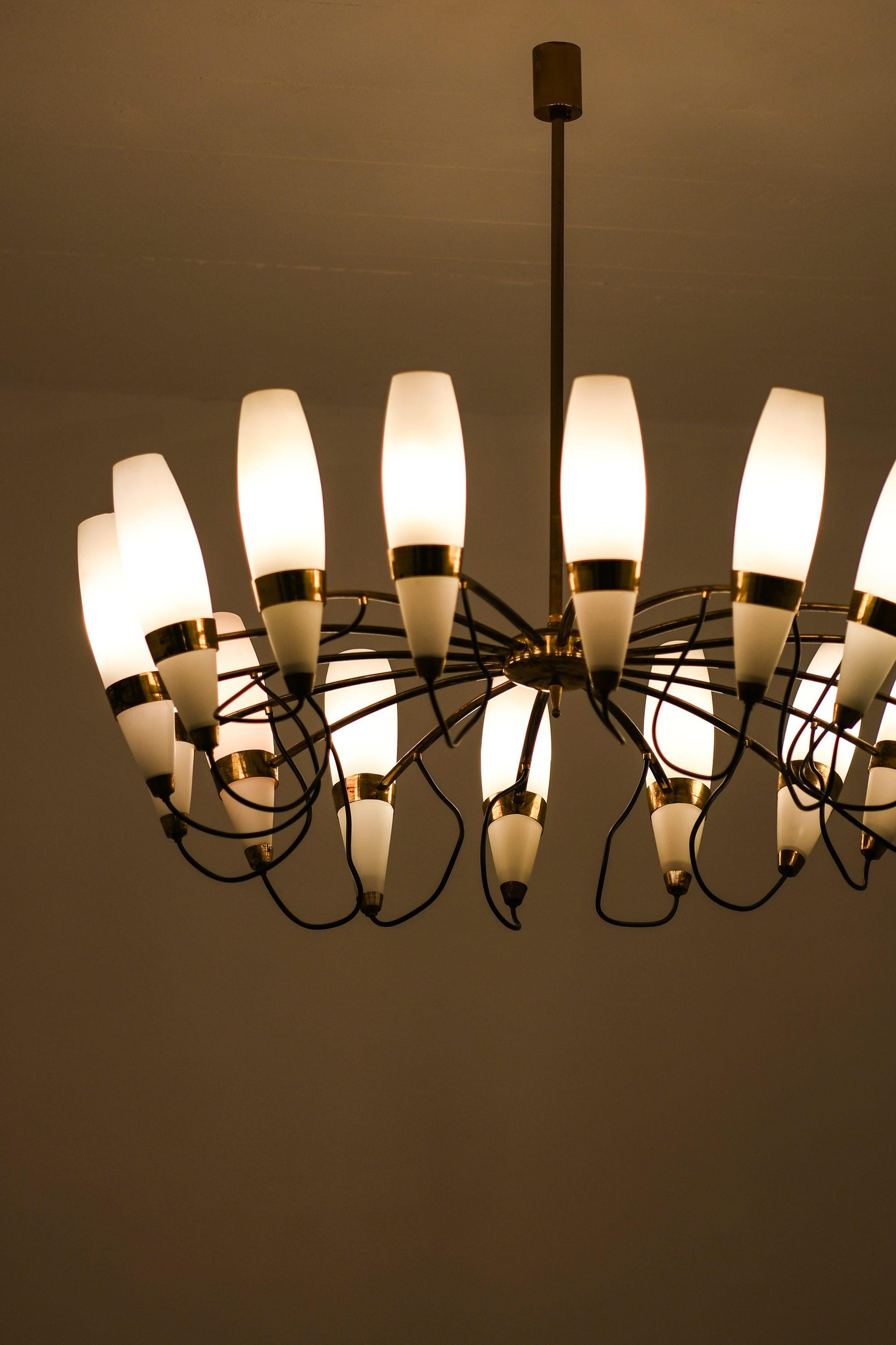 Italiano Grande lampada da soffitto in vetro opalino e ottone, anni '50 in vendita