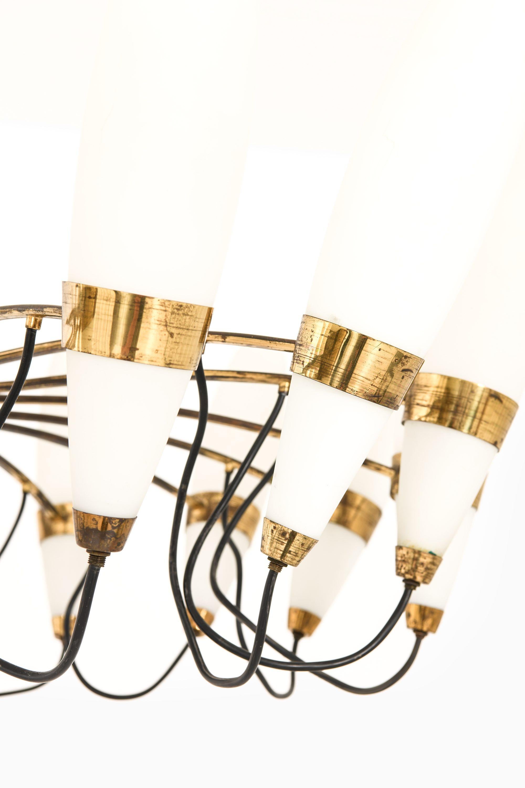 Grande lampada da soffitto in vetro opalino e ottone, anni '50 In condizioni buone in vendita a Limhamn, Skåne län