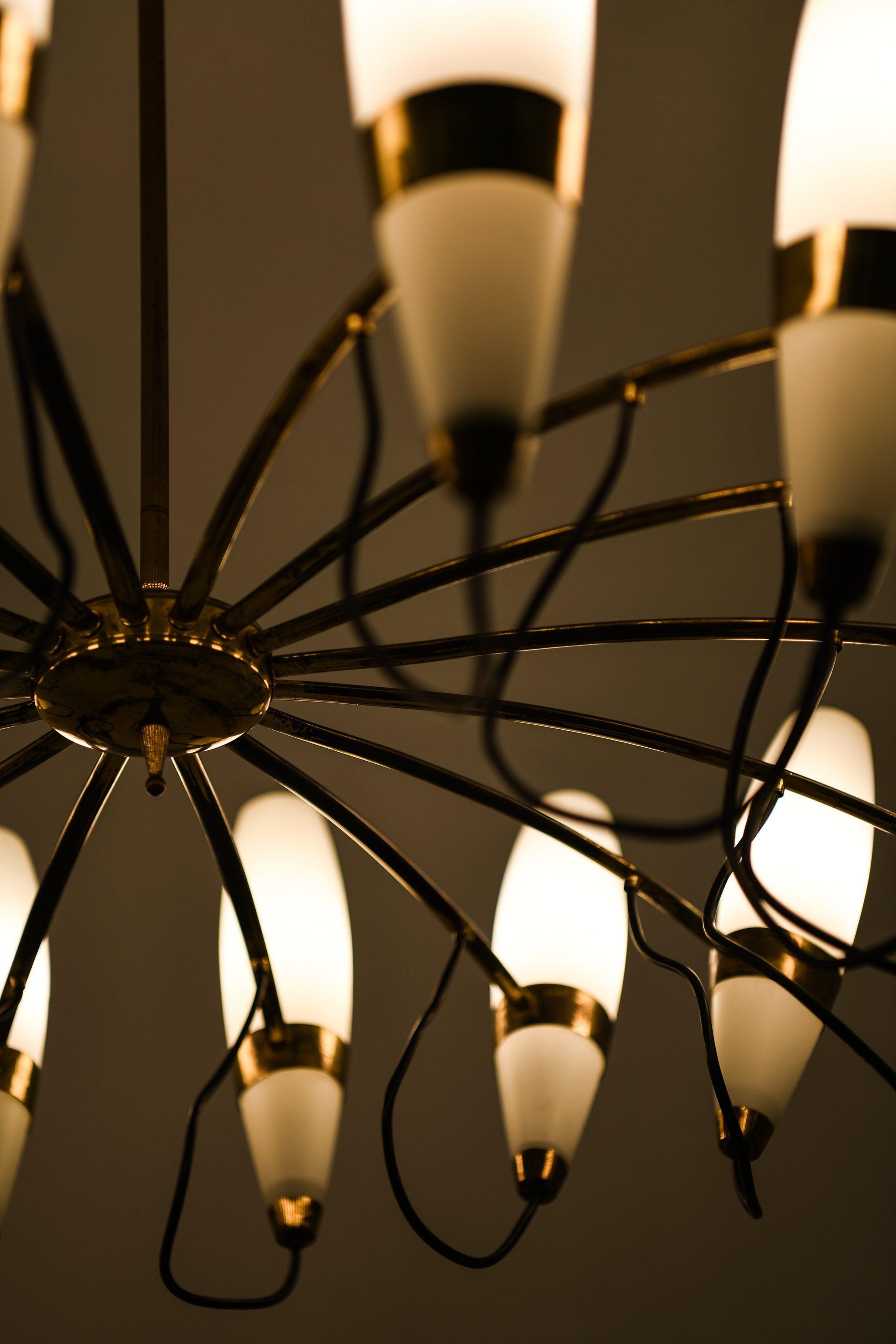 XX secolo Grande lampada da soffitto in vetro opalino e ottone, anni '50 in vendita