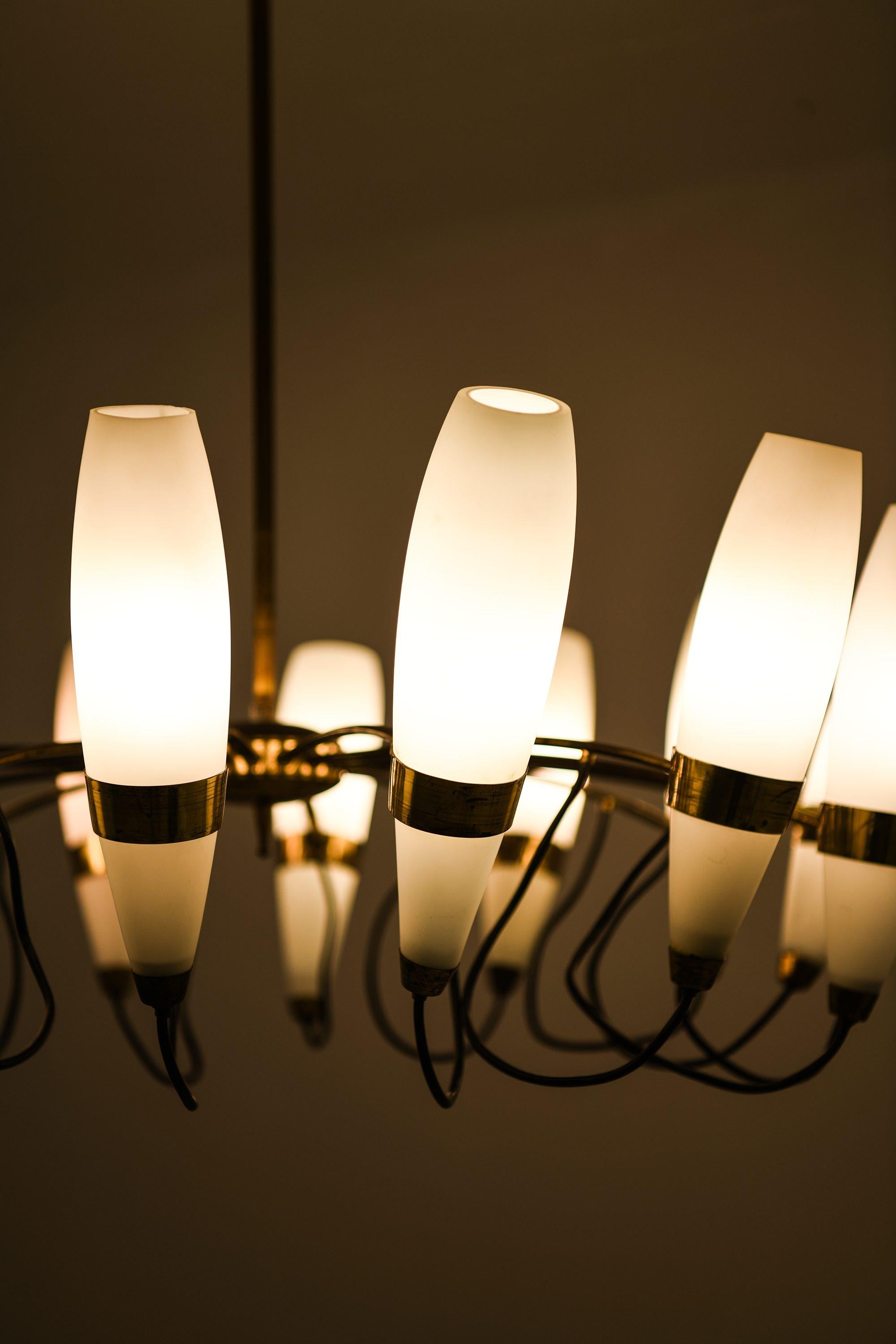 Grande lampada da soffitto in vetro opalino e ottone, anni '50 in vendita 1