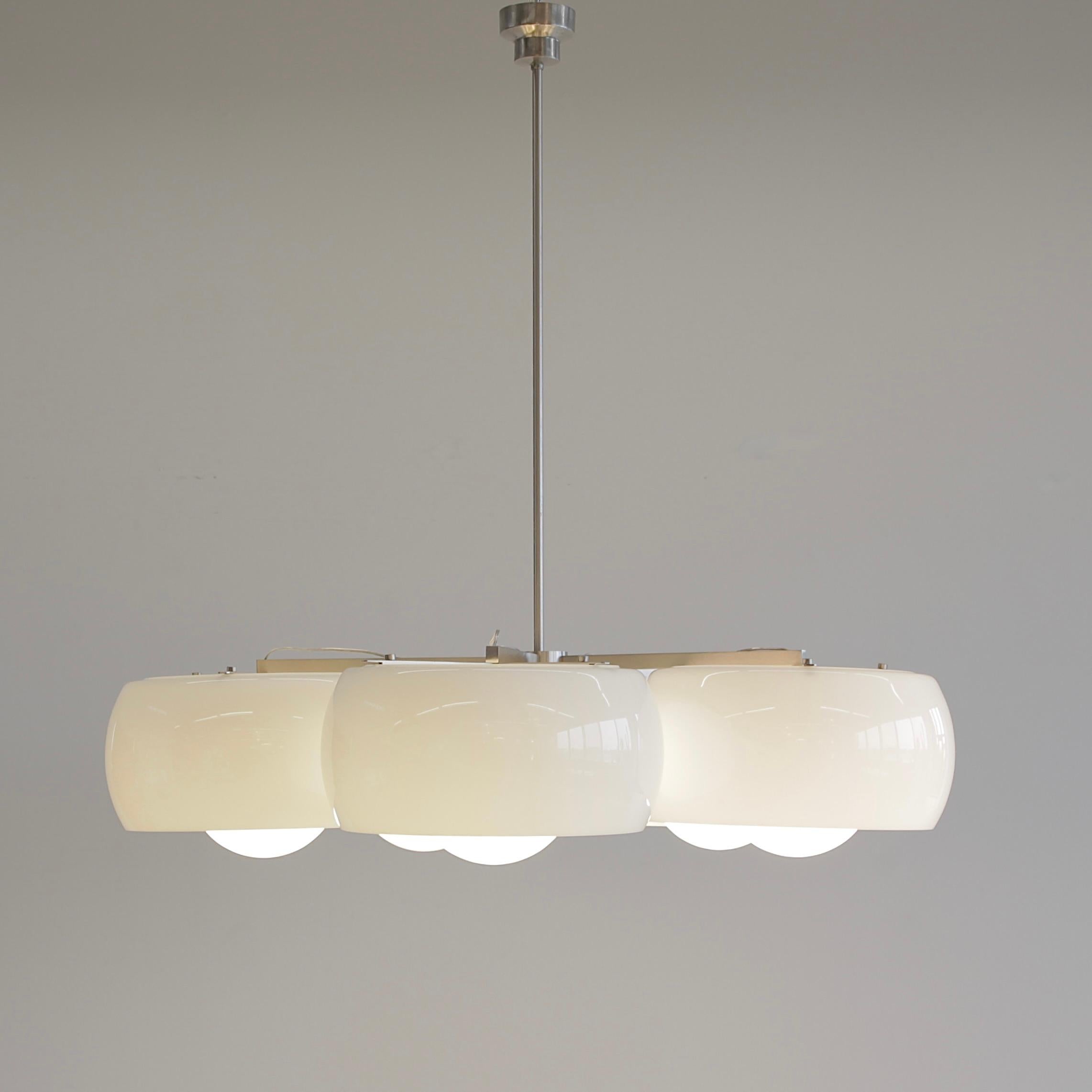 Ceiling lamp, designed by Vico Magistretti in 1961. Italy, Artemide.
The 'Pentaclinio' ceiling lamp by Magistretti, uses 5 double diffuser glass shades. Opaline glass pieces and brushed metal structure. AMAZING!

Please note: All lighting fixtures