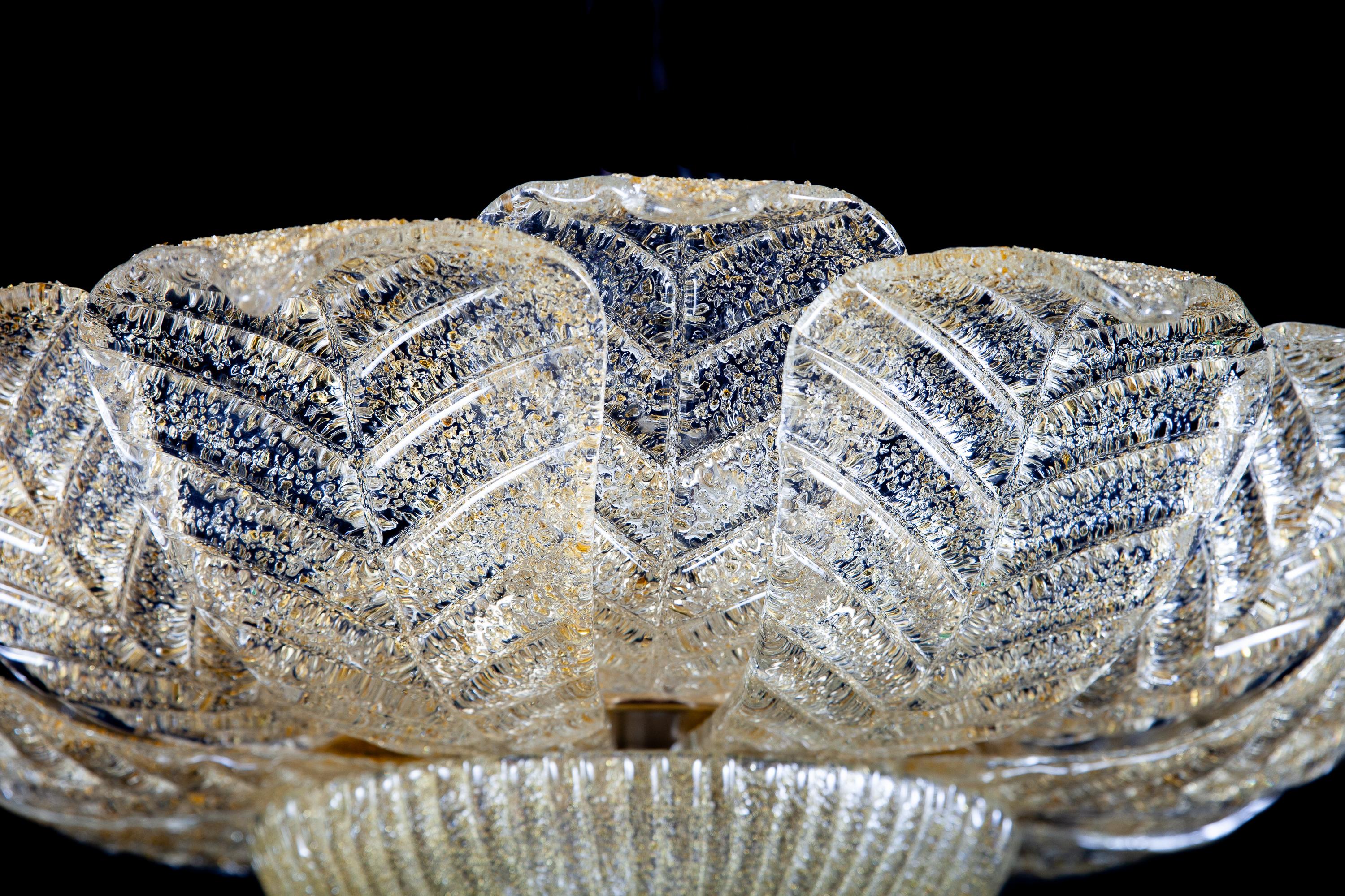 Favoloso Barovier & Toso  Murano  plafoniera in vetro artistico.  in preziosi bicchieri di foglie soffiate a mano con inclusione dorata. Un'enorme ciotola di vetro  come fondo. Questa bellezza ha l'aspetto di un prezioso fiore grande. Soprattutto