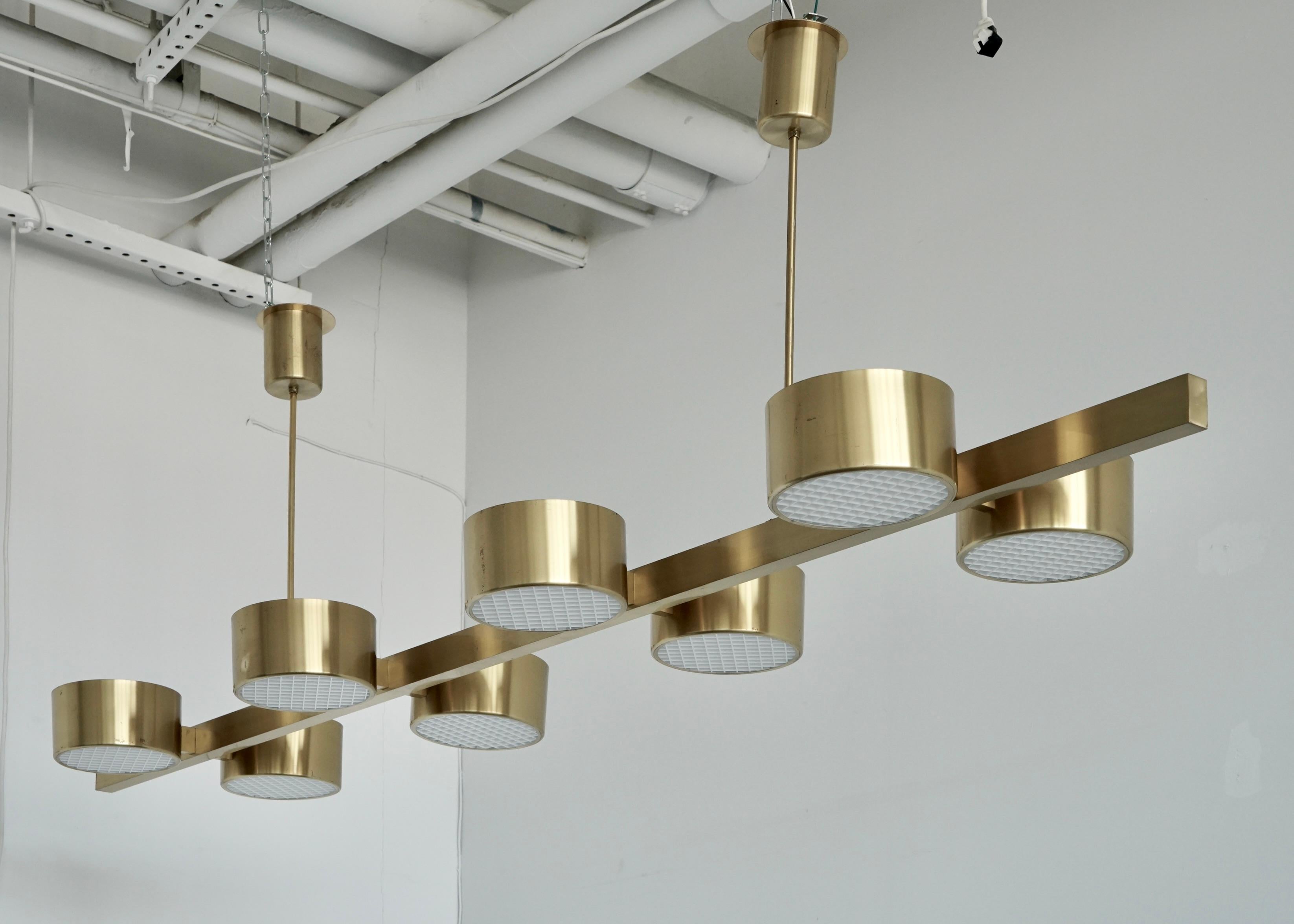 8 lights ceiling light designed by Hans-Agne Jakobsson for Markaryd, Sweden. Model T 261/8. Circa 1970th.
Polished brass. Newly rewired with UL Certification.
Some scratches, few brass screw on top of the bar from previous installation.