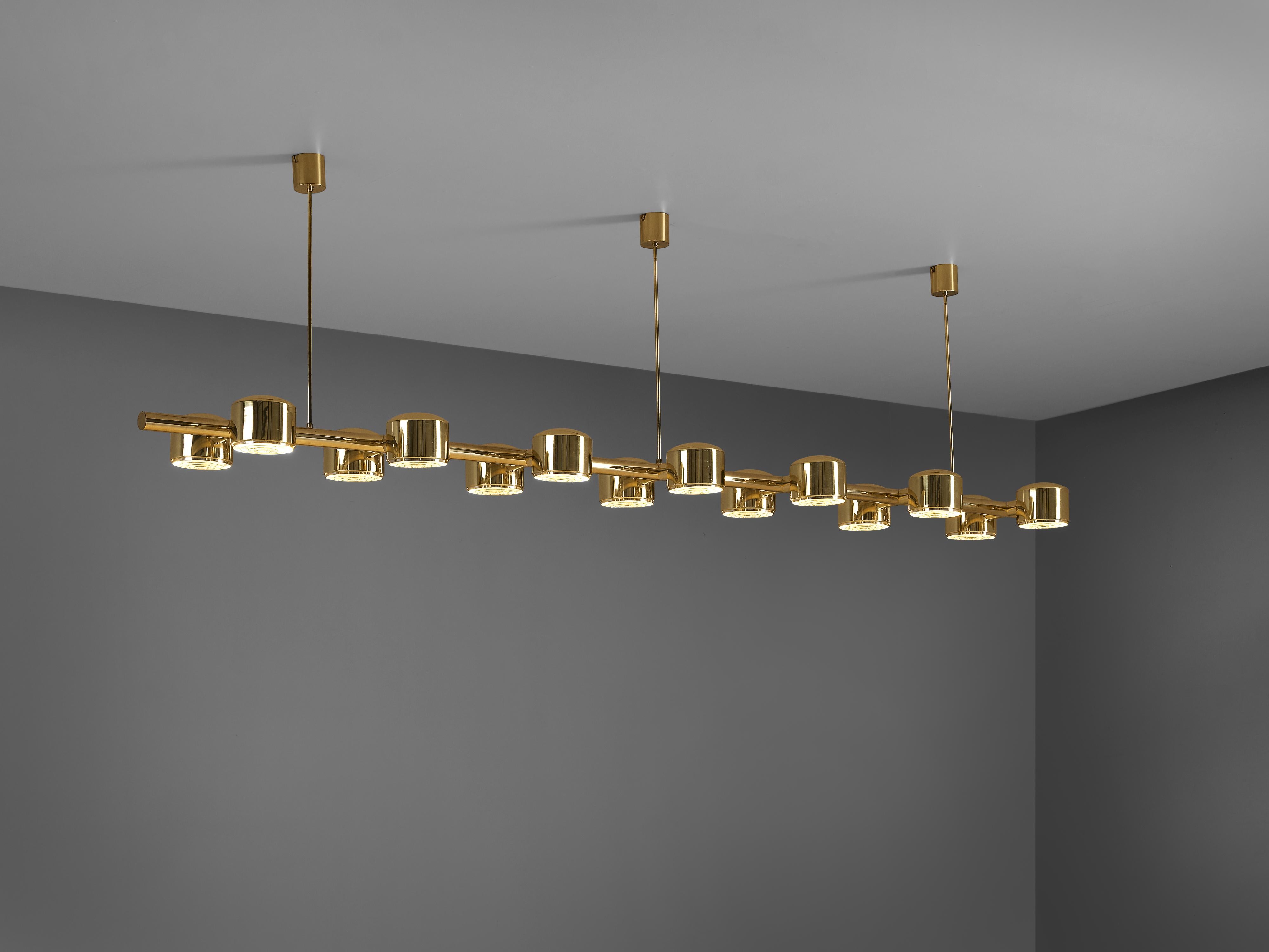 Hans-Agne Jakobsson for Markaryd, ceiling light, model T 746/14, Sweden, 1960s

Hans-Agne Jakobsson designed this large chandelier with fourteen cylindrical lightbulbs paired on a line. The brass reflects the light vertically whilst the light itself