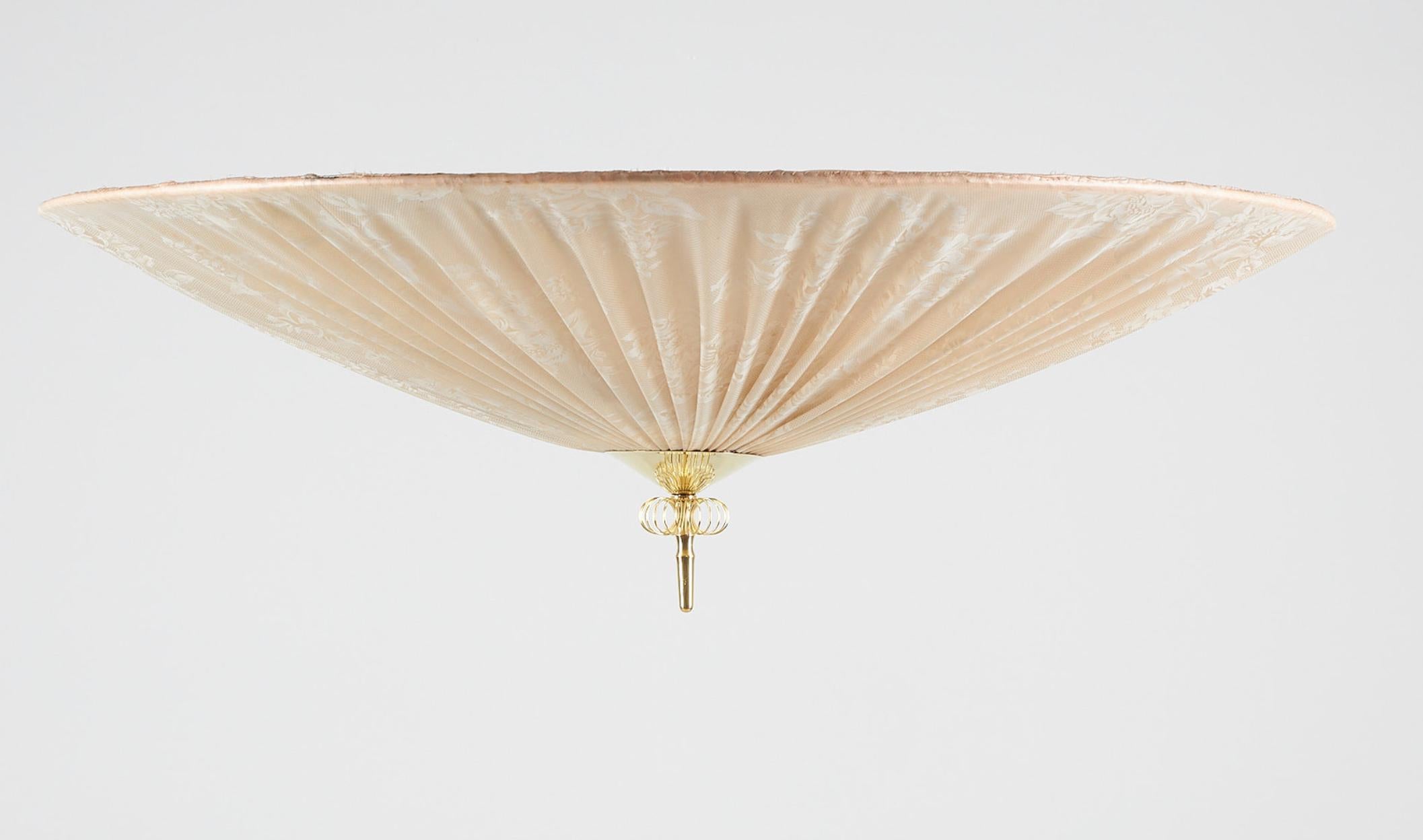 Large, flush mount ceiling light by Paavo Tynell for Idman, Model “1076”. Circa 1950th.

Polished brass and pleated plastic lampshade. Four points of light. Diameter 32