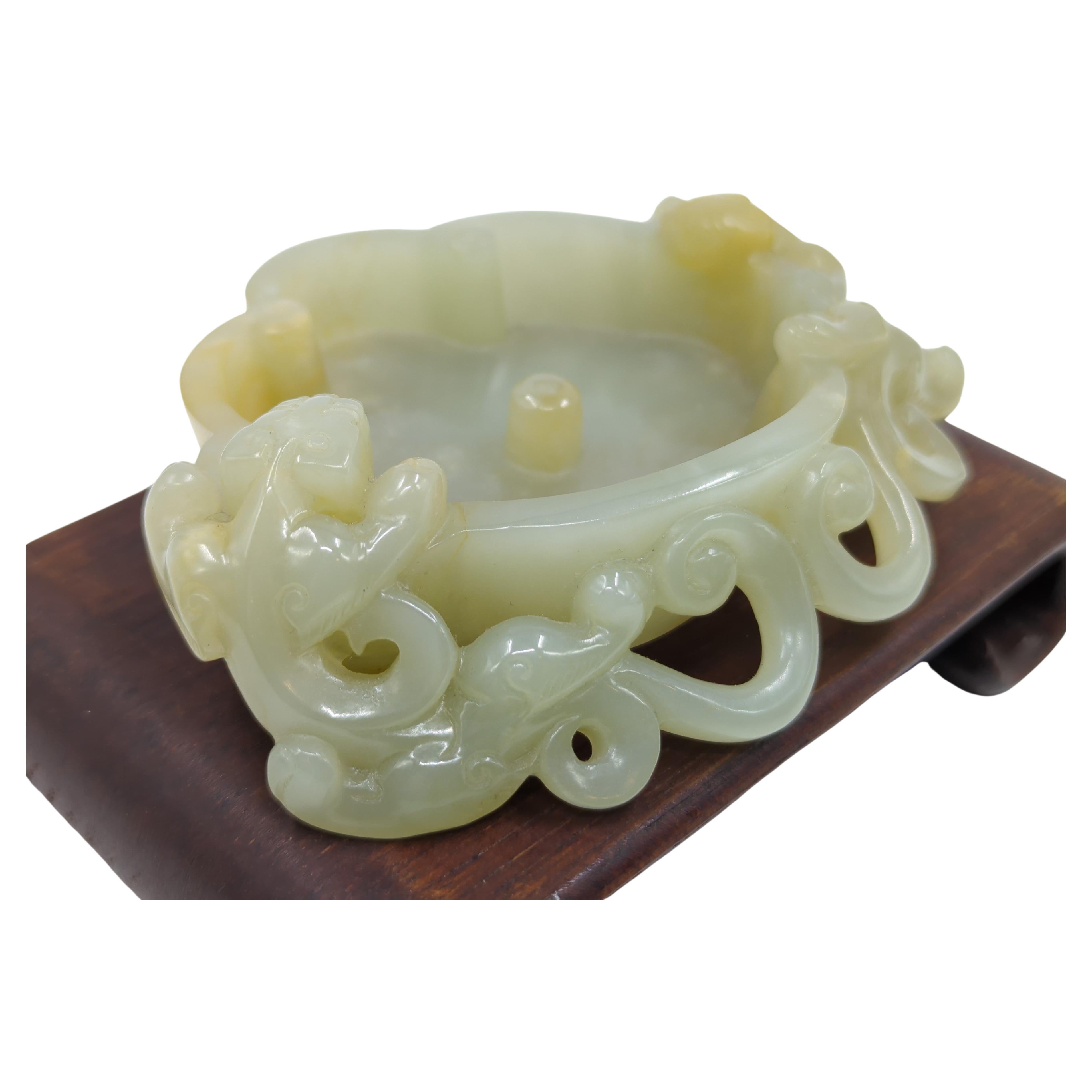 Große antike Celadon Jade Ruyi Bürstenwasch Handgeschnitzte Hydra Handgeschnitzte Griffe Qing 19c im Angebot 2