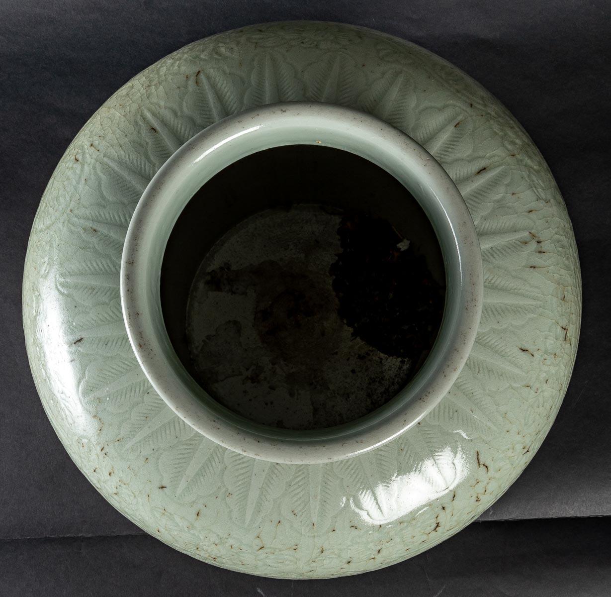 Large celadon porcelain vase decorated with two dragons.
Perfect state of preservation.
Early 19th century, 
comes from China.
Measures: H: 46 cm, W: 38 cm.
