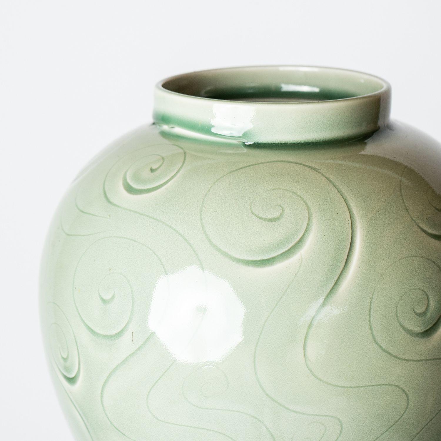 Large Vintage Celadon Vase by Agnete Hoy for Bullers Studio Pottery, c. 1940s In Good Condition In Bristol, GB