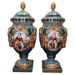 Grandes urnes à couvercle bleu céleste de style Roi Louis Sèvres avec paysage