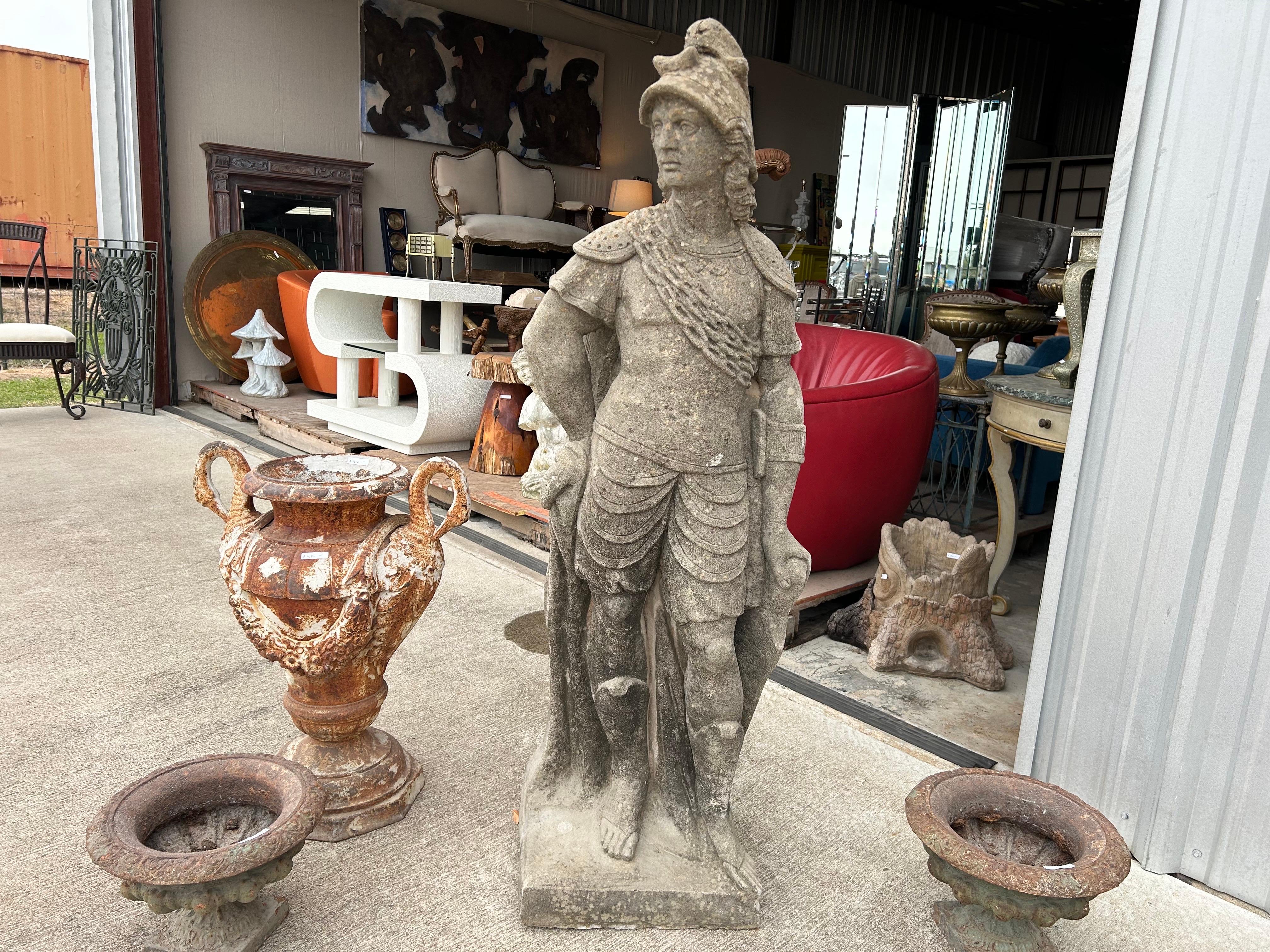 Grande statue de jardin en ciment représentant un soldat romain.
Cette belle sculpture de jardin ou ornement de jardin en ciment ou en béton est une copie de l'original romain et date du milieu du 20e siècle.
Elle peut être utilisée à l'intérieur