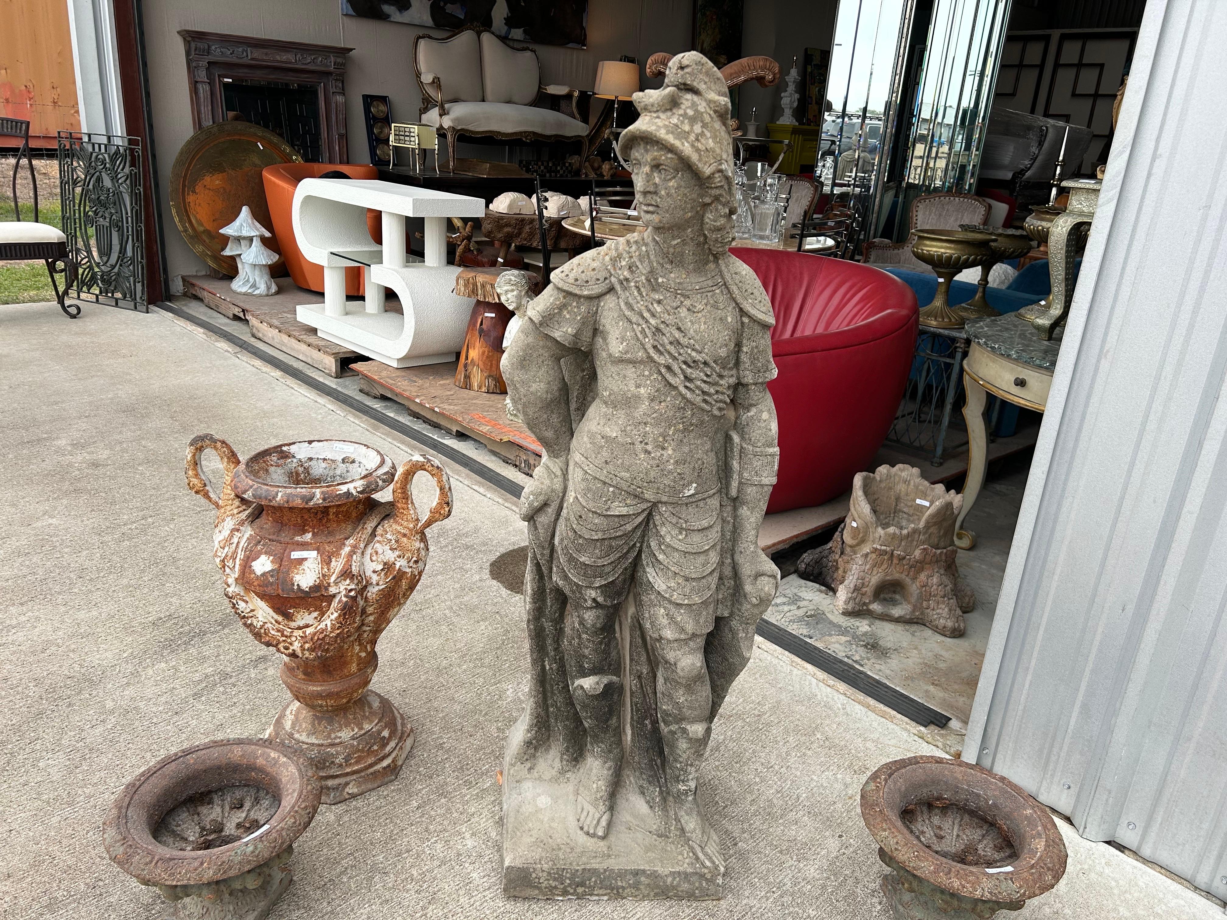 Romain classique Grande statue de jardin d'un soldat romain en vente
