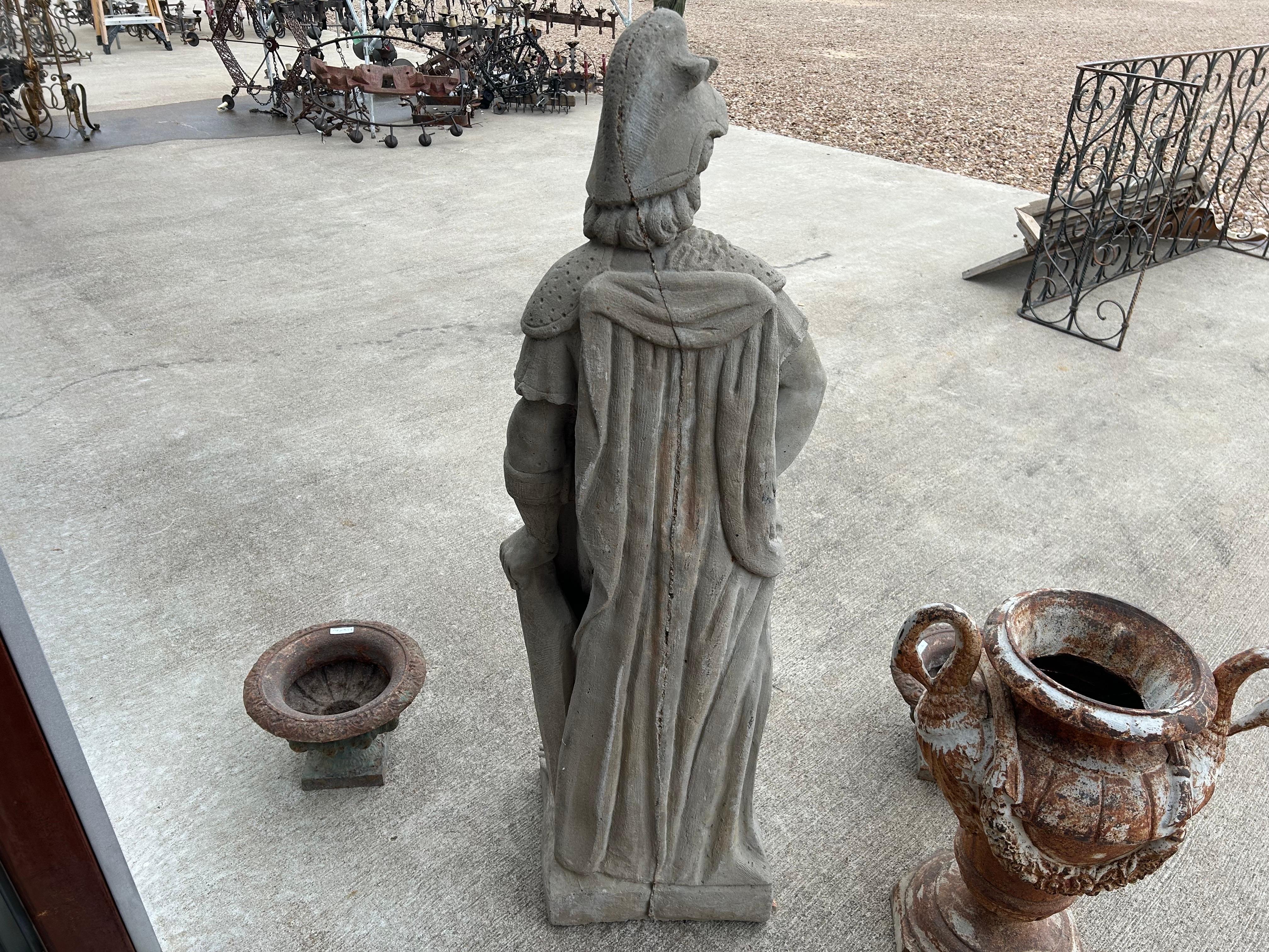 Grande statue de jardin d'un soldat romain Bon état - En vente à Houston, TX