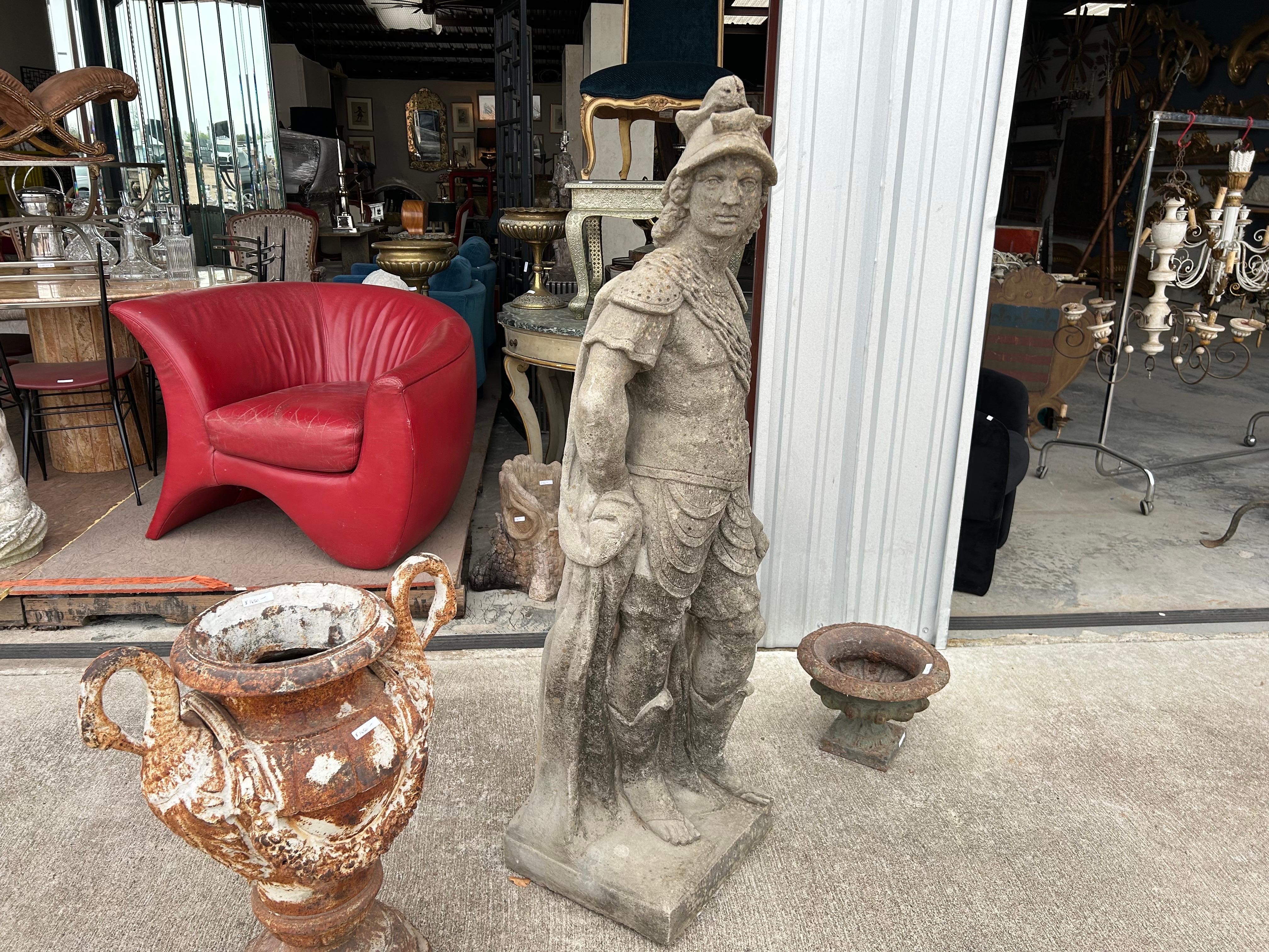 Milieu du XXe siècle Grande statue de jardin d'un soldat romain en vente