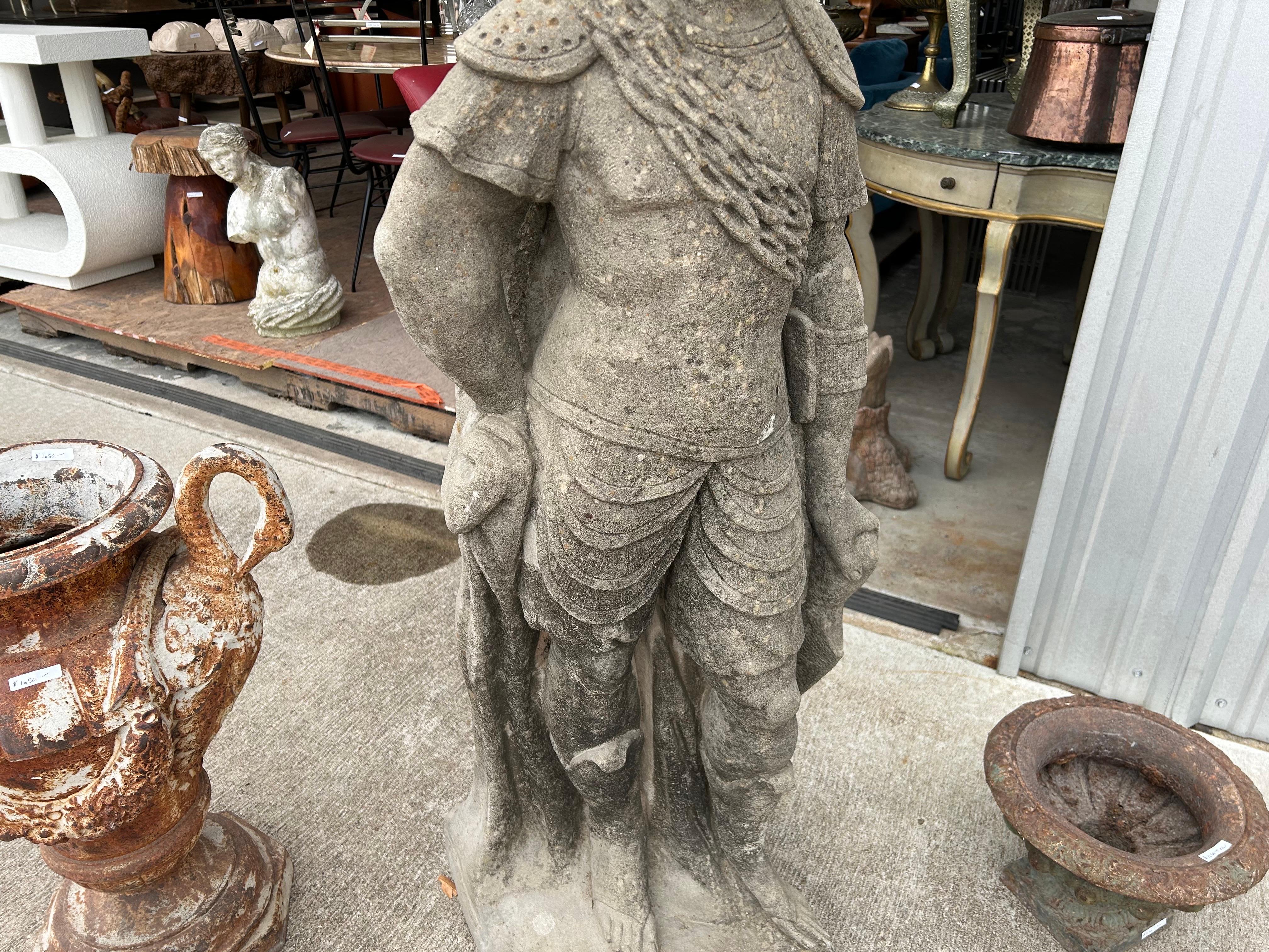 Grande statue de jardin d'un soldat romain en vente 1