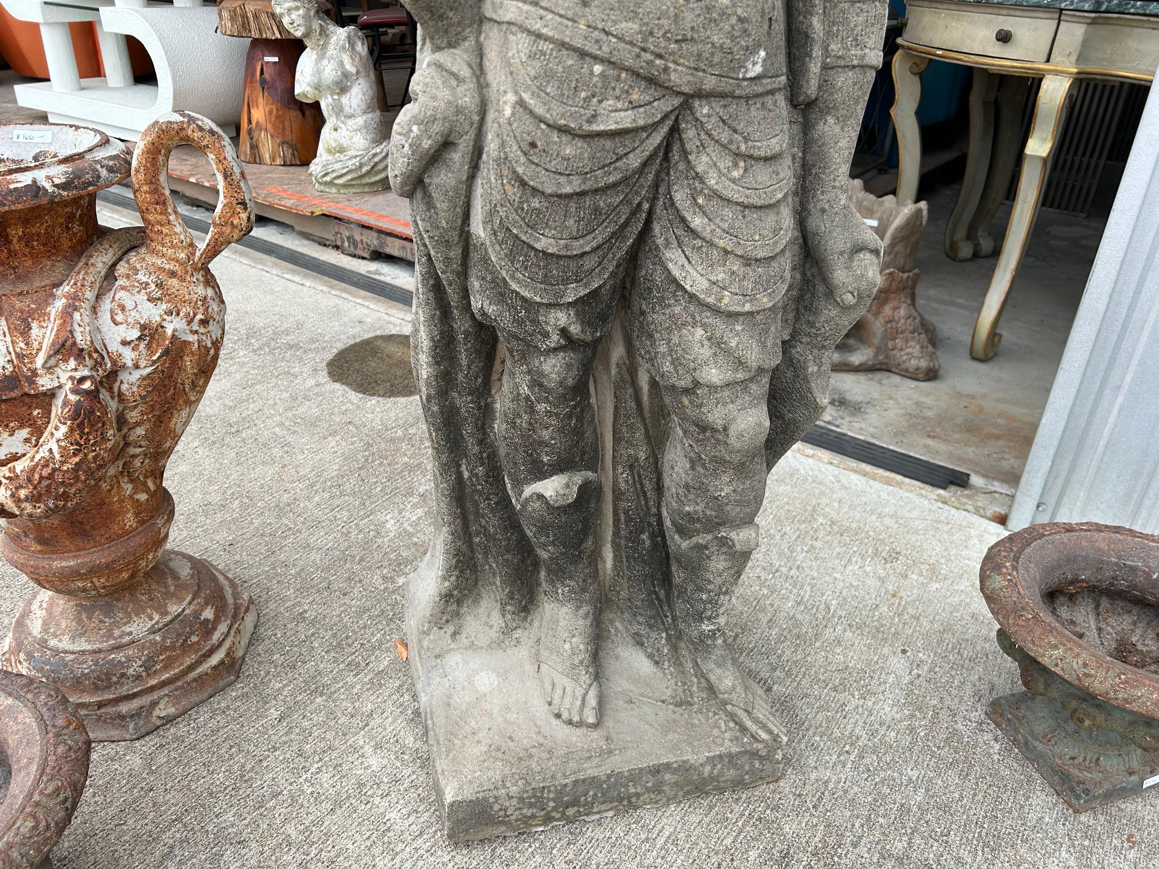 Grande statue de jardin d'un soldat romain en vente 2
