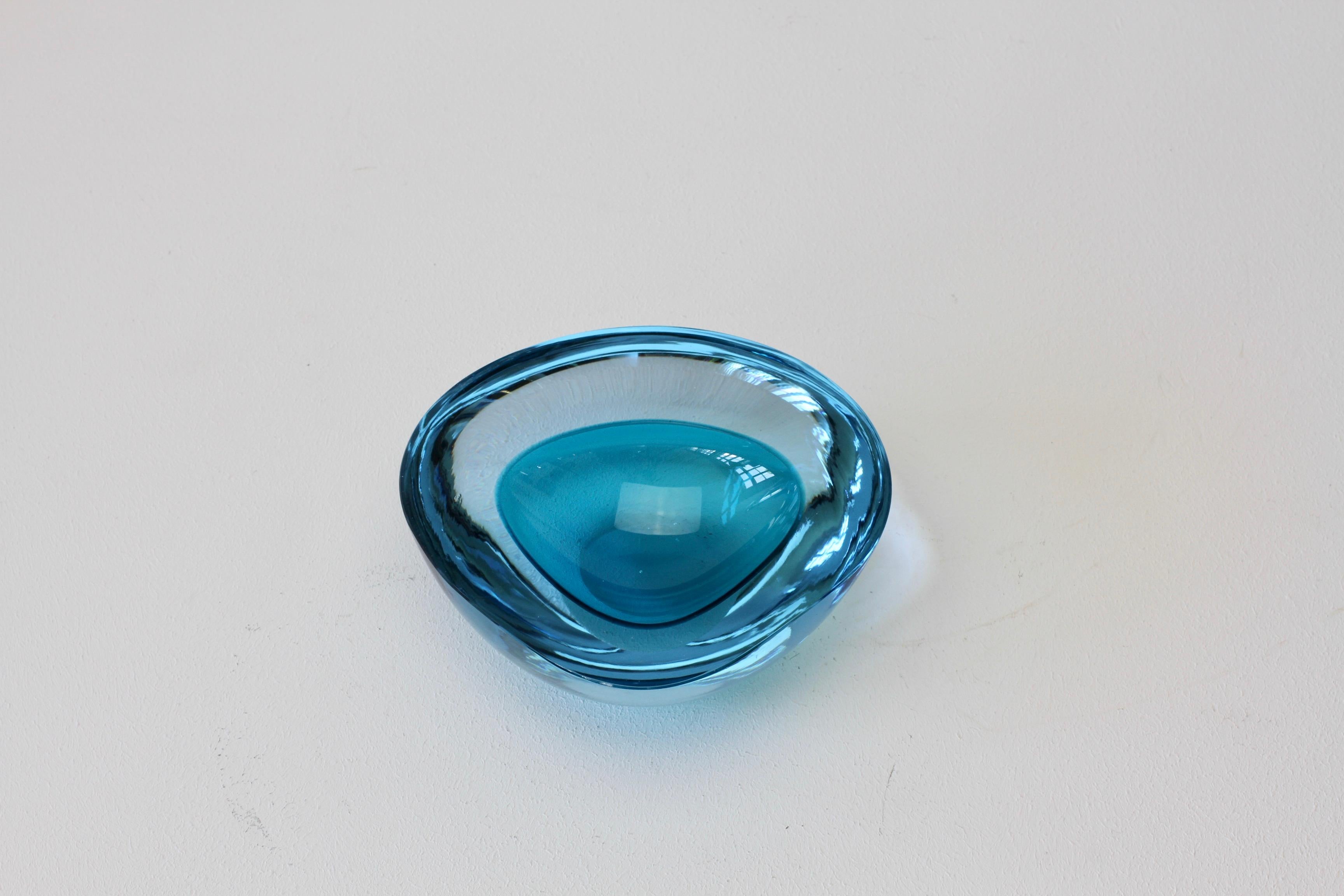 Grand bol:: plat:: cendrier en verre de Murano Sommerso bleu asymétrique italien Cenedese en vente 4