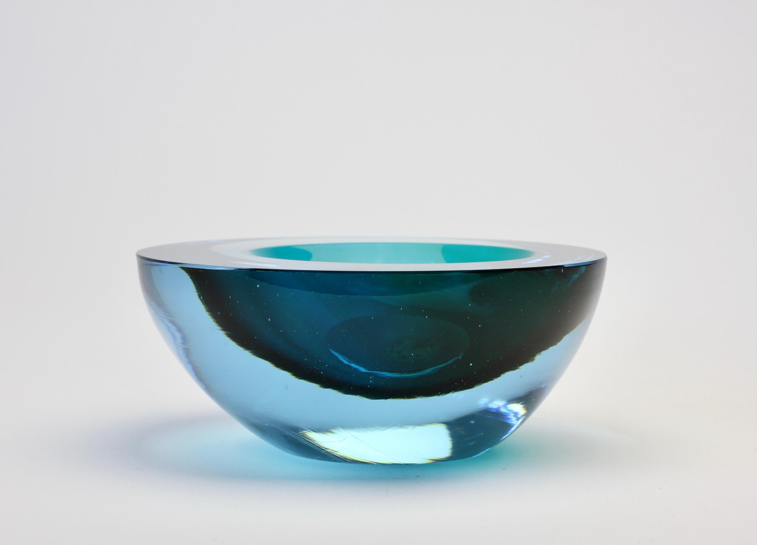 Grand bol, plat, cendrier en verre Murano Glass Sommerso bleu asymétrique italien de Cenedese en vente 4