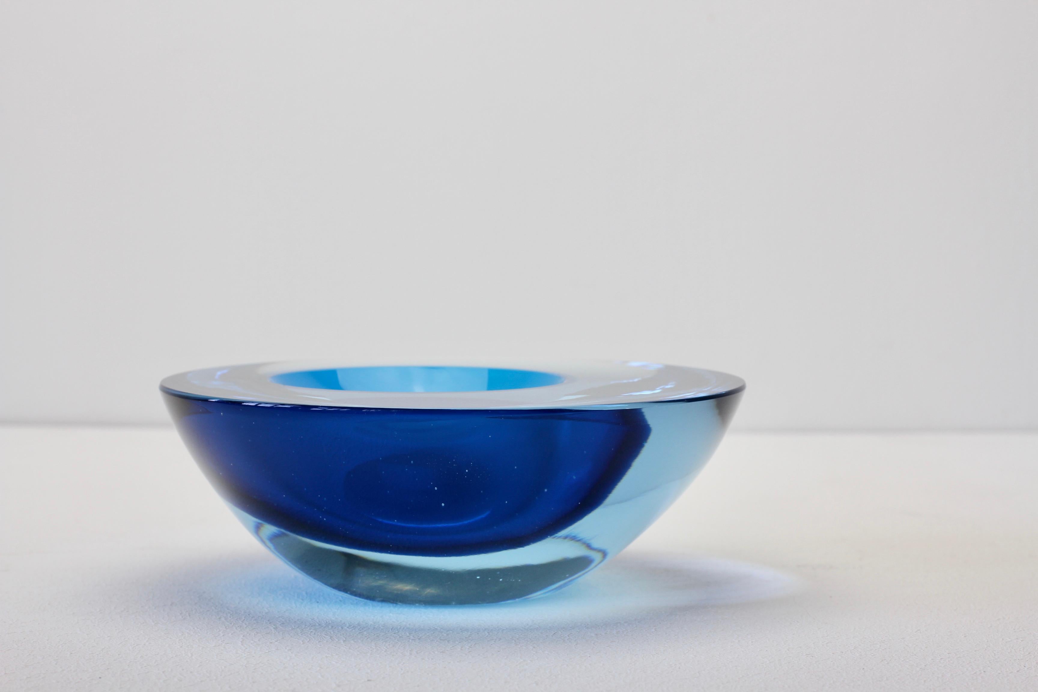 Große Cenedese Italienische Asymmetrische Blaue Sommerso Murano Glas Schale:: Schüssel:: Aschenbecher im Angebot 2