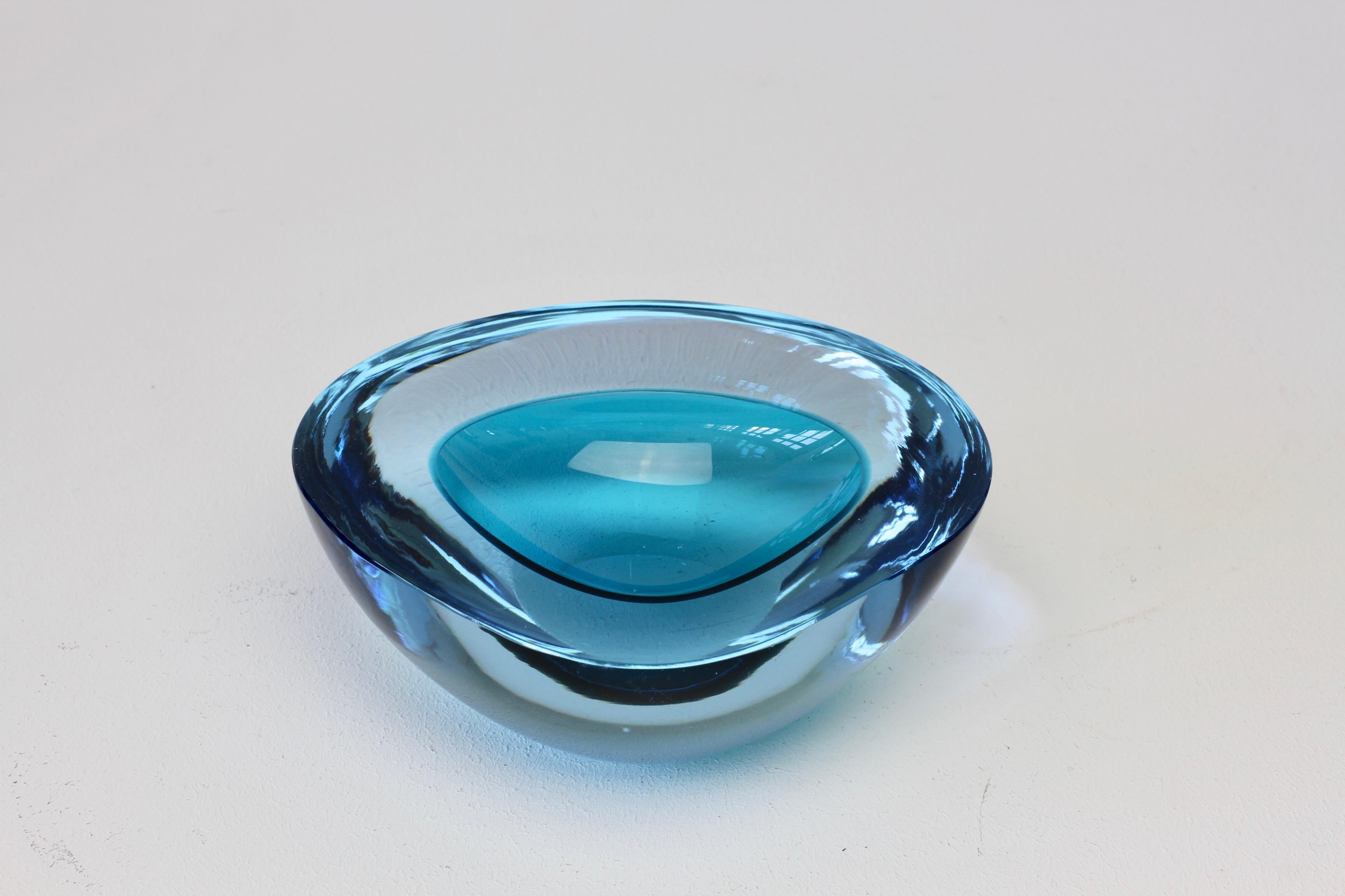 Grand bol:: plat:: cendrier en verre de Murano Sommerso bleu asymétrique italien Cenedese en vente 5