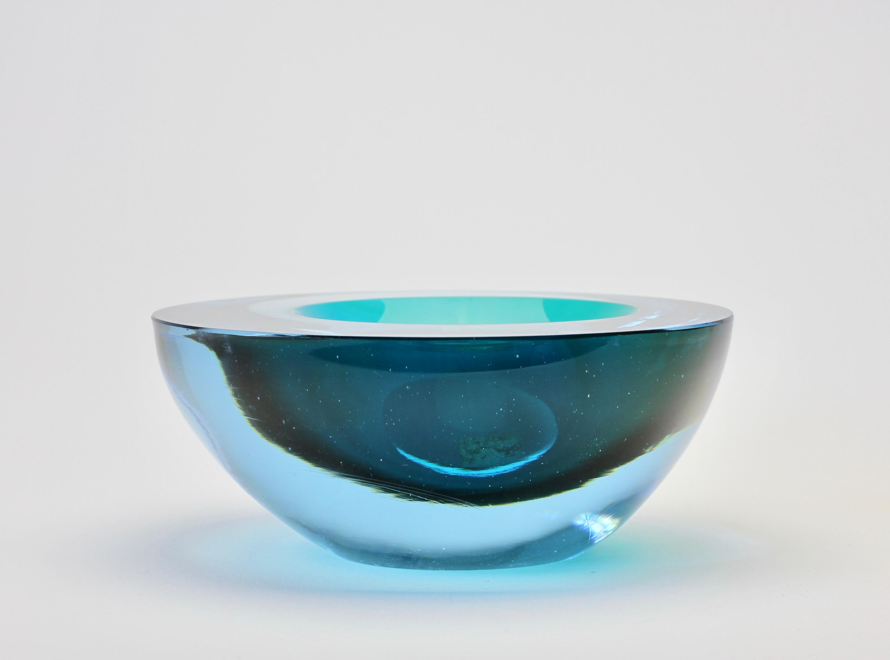 Grand bol, plat, cendrier en verre Murano Glass Sommerso bleu asymétrique italien de Cenedese en vente 5