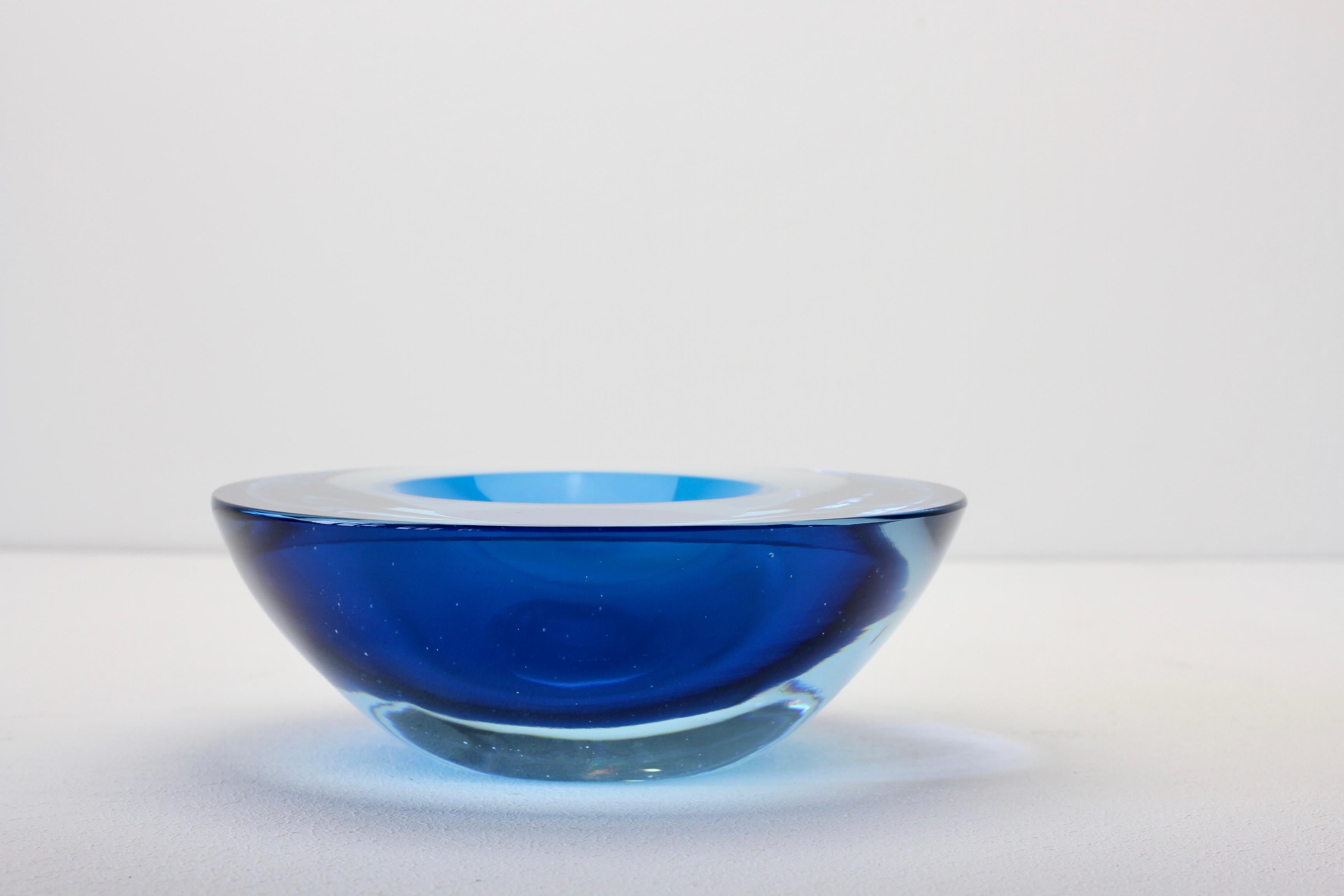 Gran cuenco, plato o cenicero de cristal de Murano Sommerso azul asimétrico italiano de Cenedese en venta 5