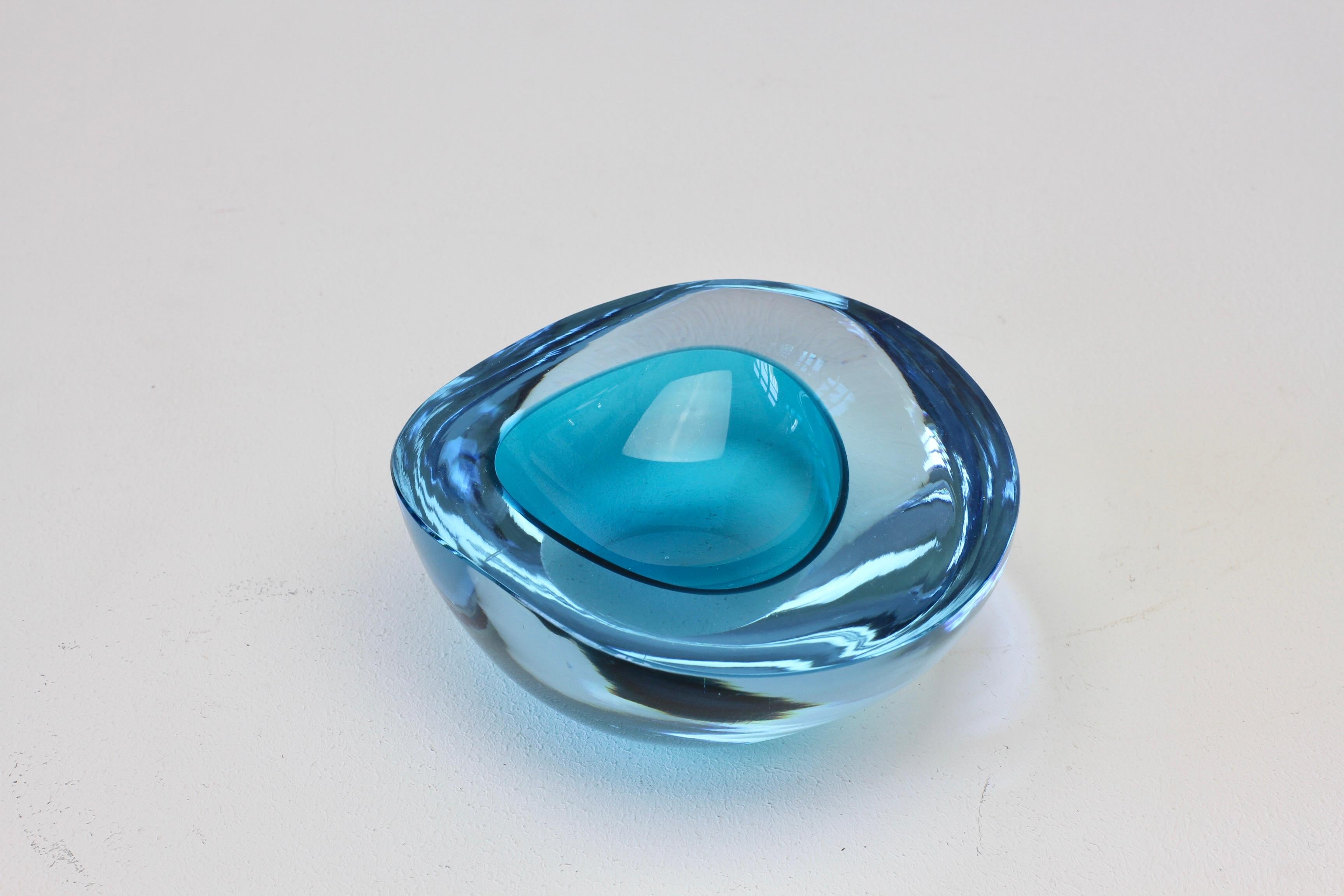 Grand bol:: plat:: cendrier en verre de Murano Sommerso bleu asymétrique italien Cenedese en vente 6
