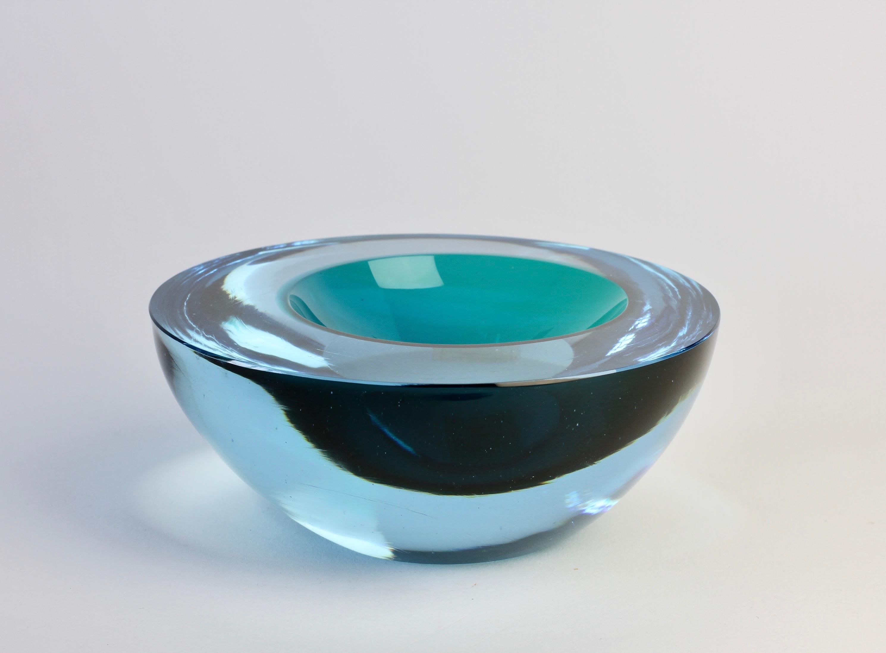 Grand bol, plat, cendrier en verre Murano Glass Sommerso bleu asymétrique italien de Cenedese en vente 6