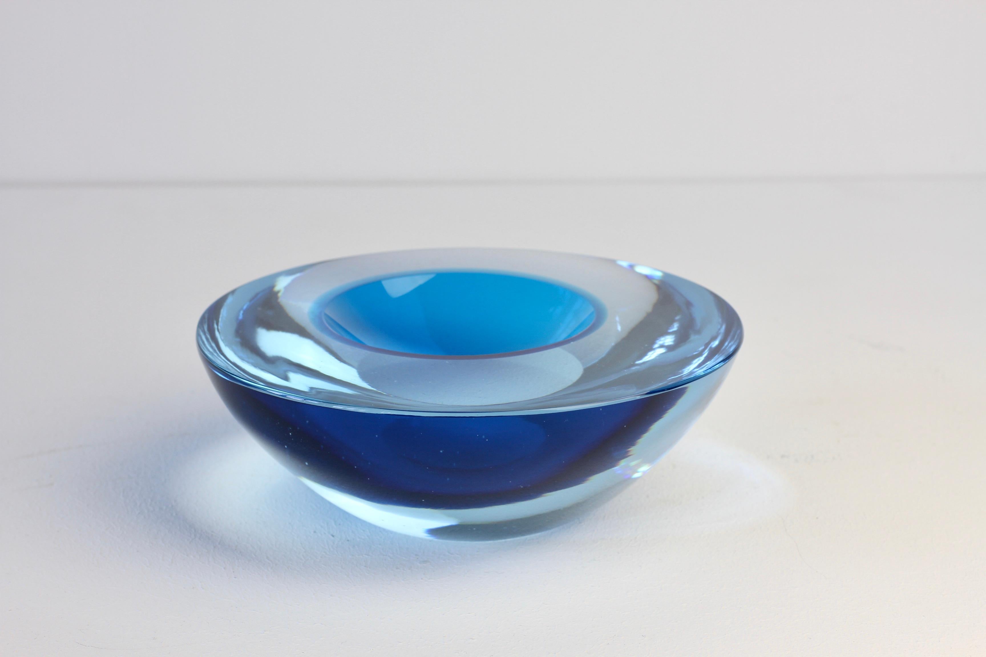Gran cuenco, plato o cenicero de cristal de Murano Sommerso azul asimétrico italiano de Cenedese en venta 6