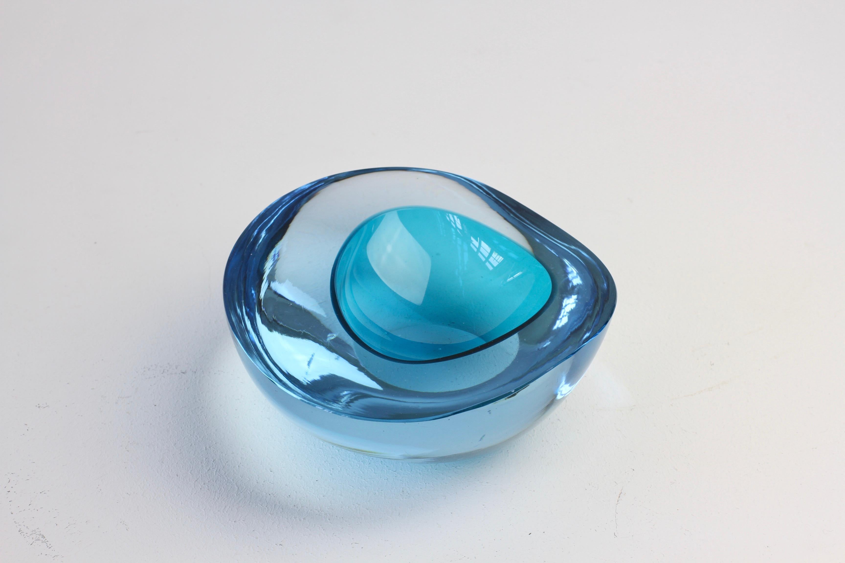 Grand bol:: plat:: cendrier en verre de Murano Sommerso bleu asymétrique italien Cenedese en vente 7