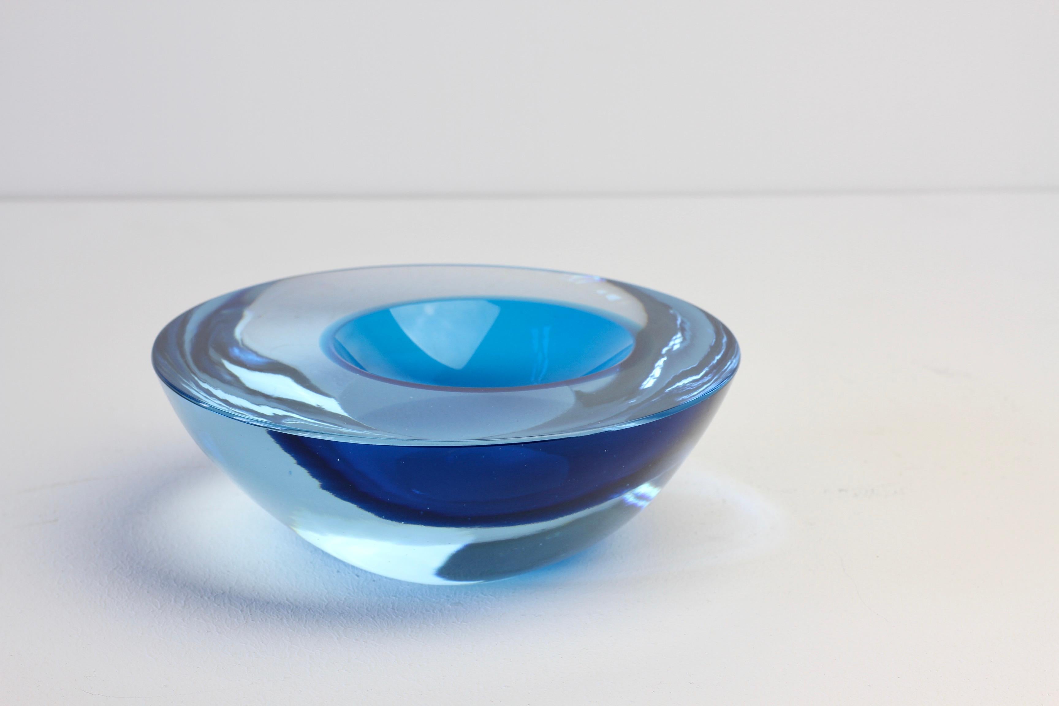 Gran cuenco, plato o cenicero de cristal de Murano Sommerso azul asimétrico italiano de Cenedese en venta 7