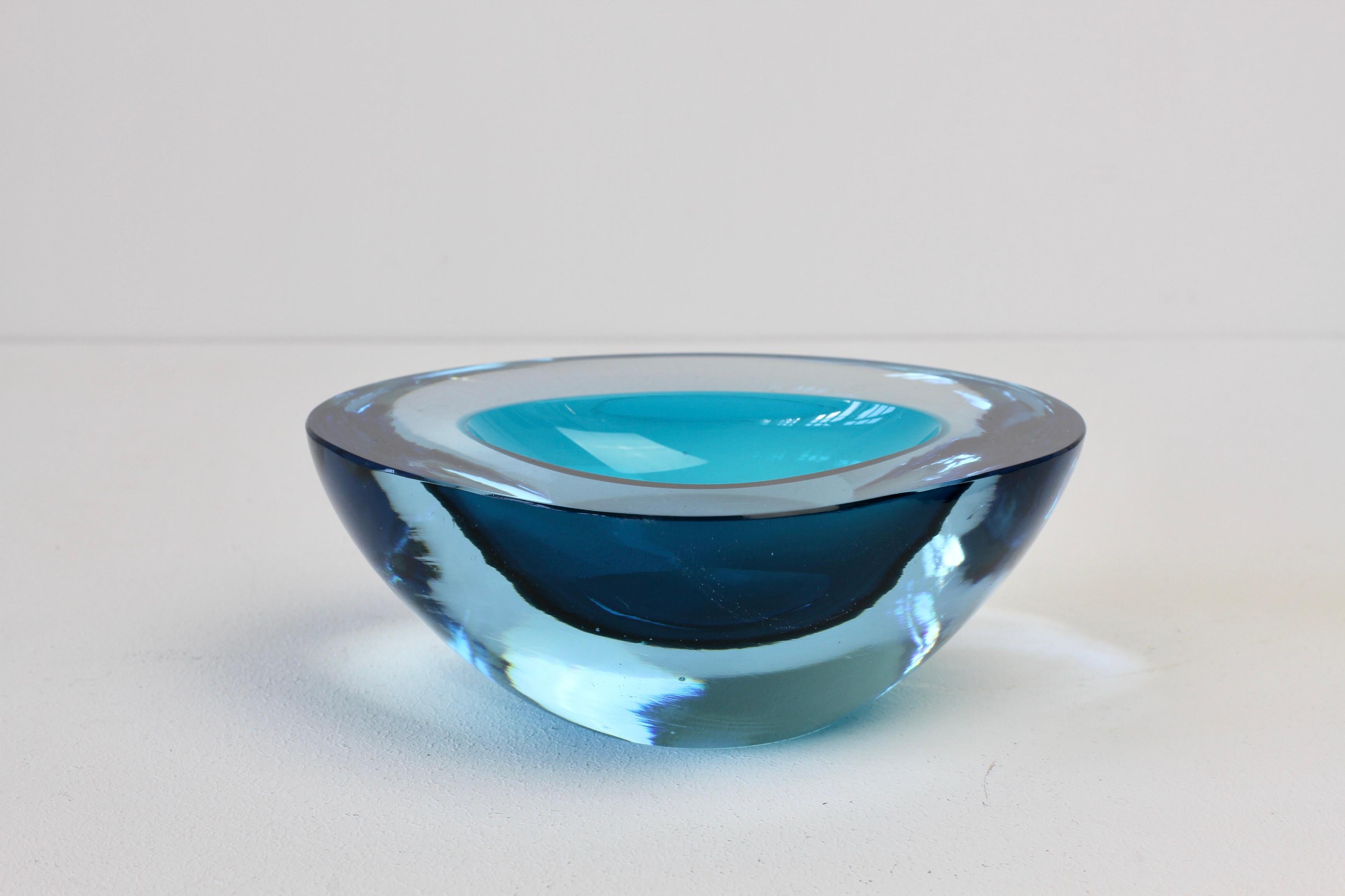 Grand bol:: plat:: cendrier en verre de Murano Sommerso bleu asymétrique italien Cenedese en vente 8