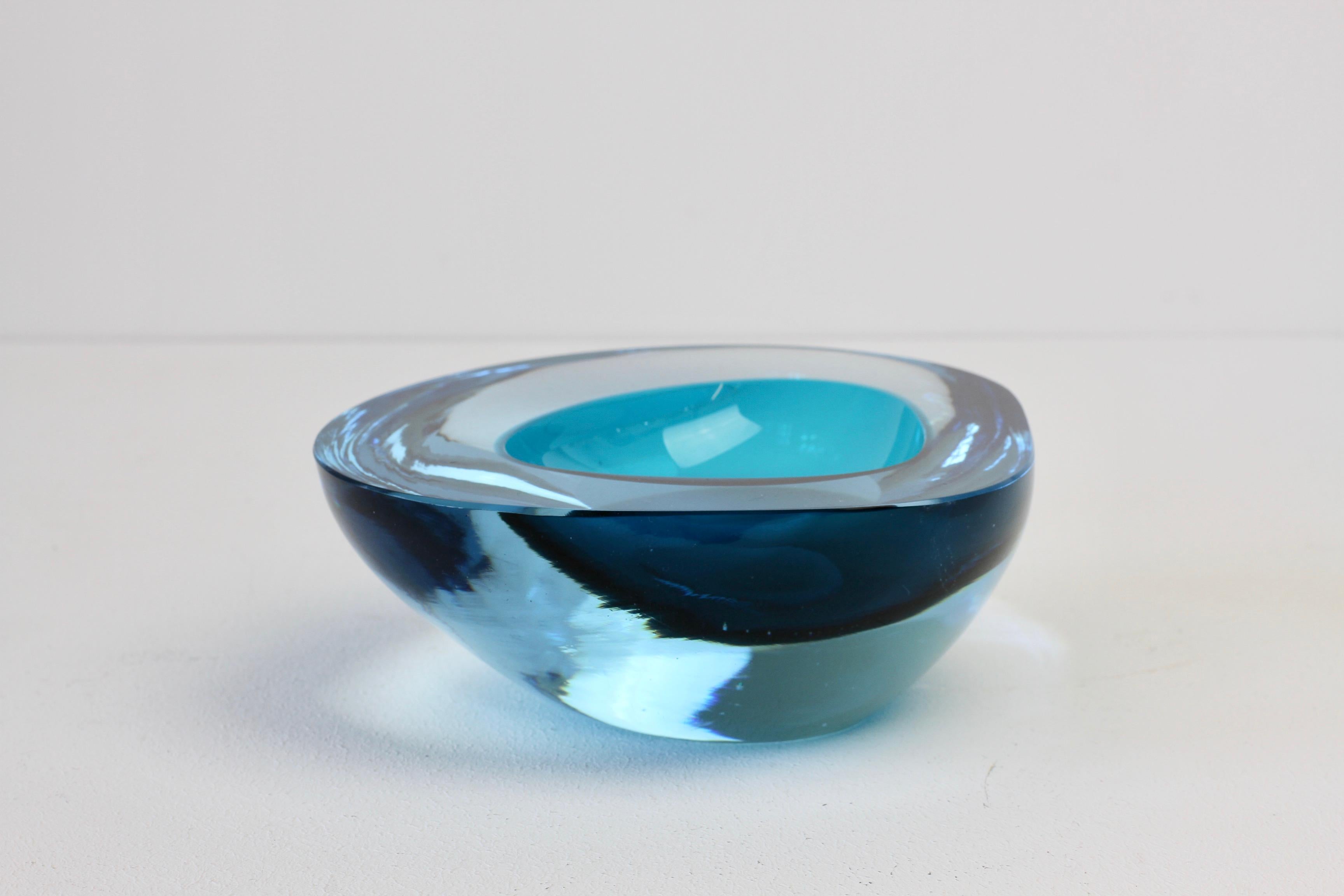 Grand bol:: plat:: cendrier en verre de Murano Sommerso bleu asymétrique italien Cenedese en vente 9