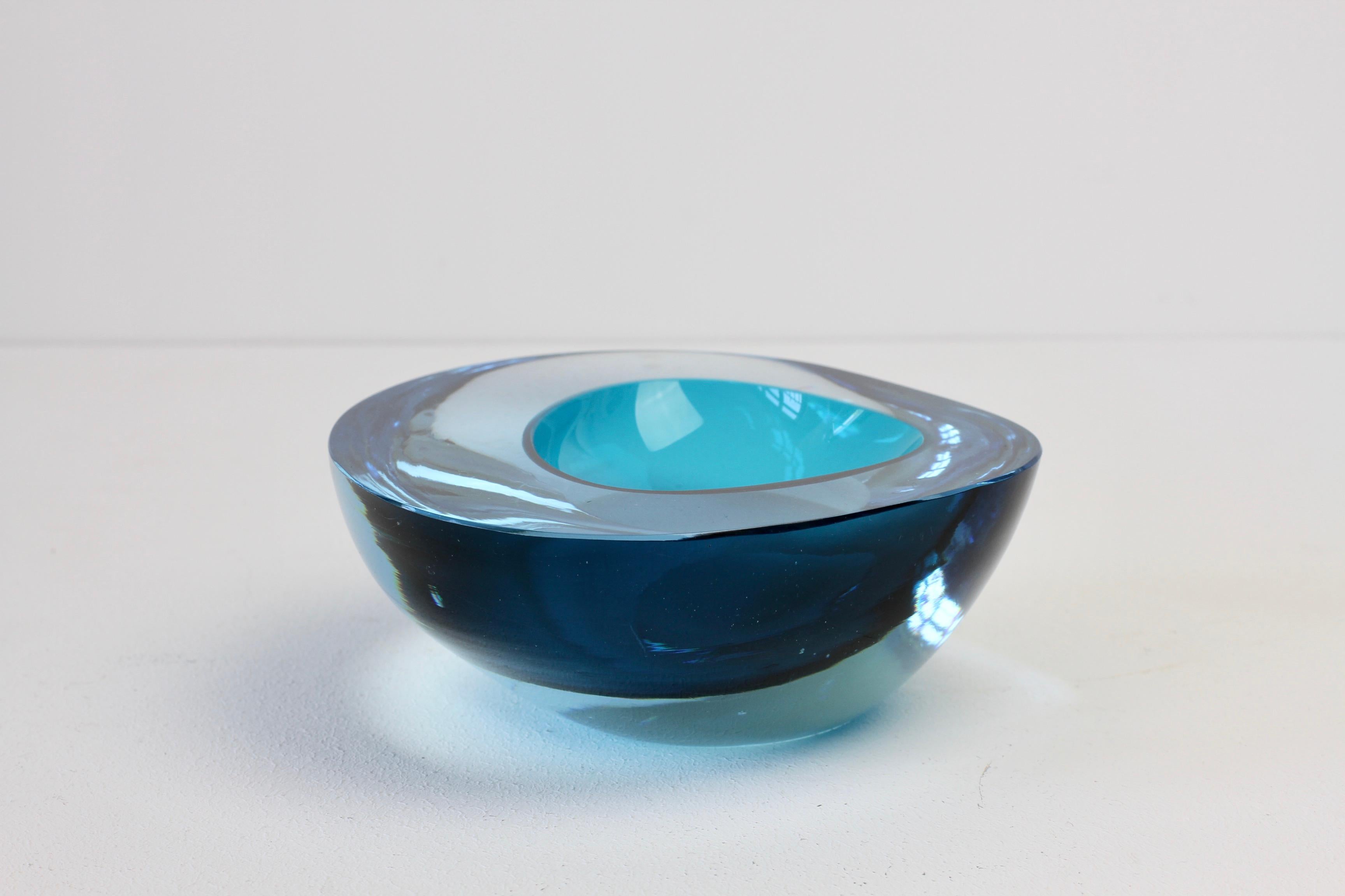 Grand bol:: plat:: cendrier en verre de Murano Sommerso bleu asymétrique italien Cenedese en vente 10