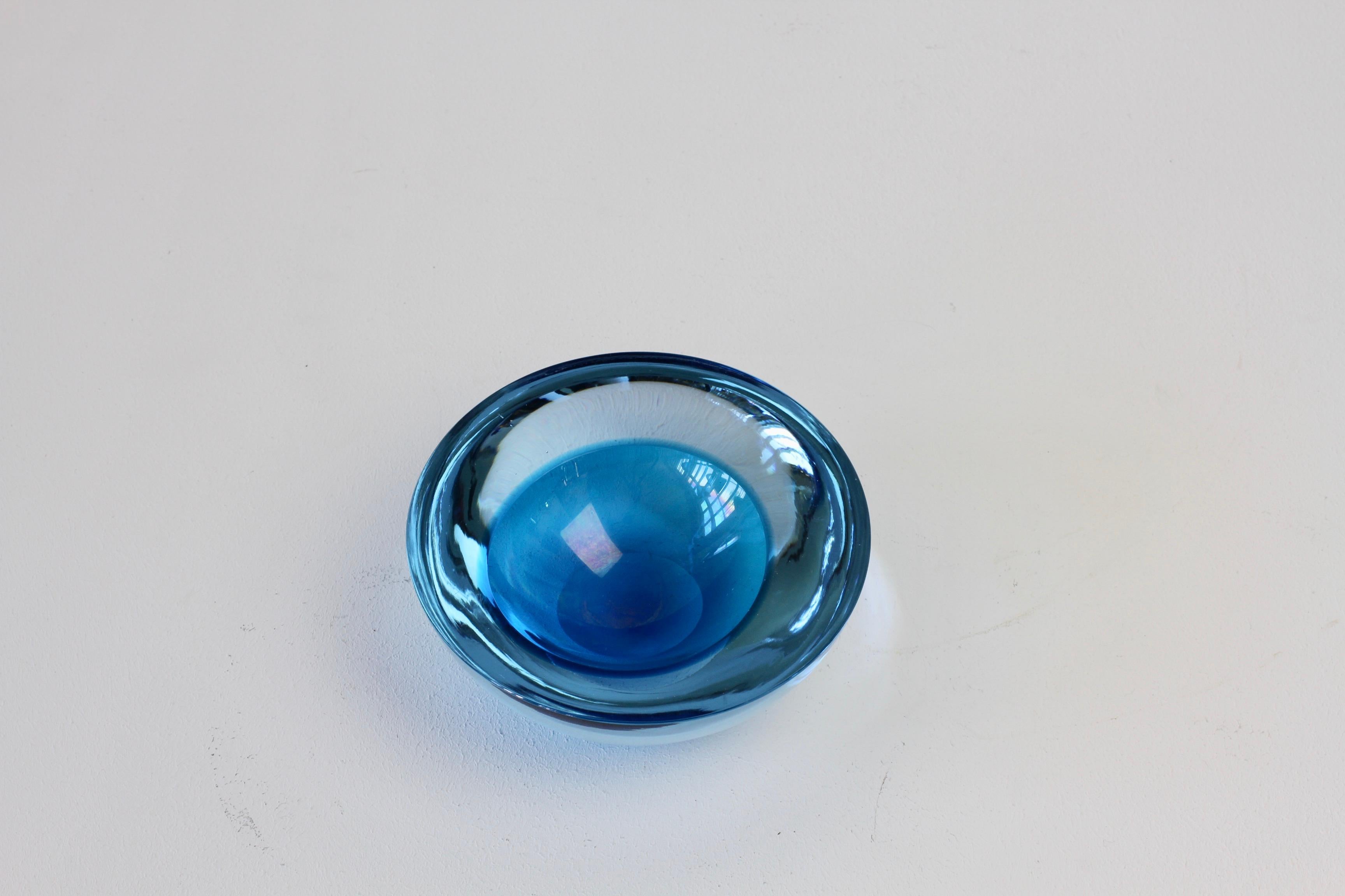 Große Cenedese Italienische Asymmetrische Blaue Sommerso Murano-Glas Schale, Schüssel, Aschenbecher im Angebot 11