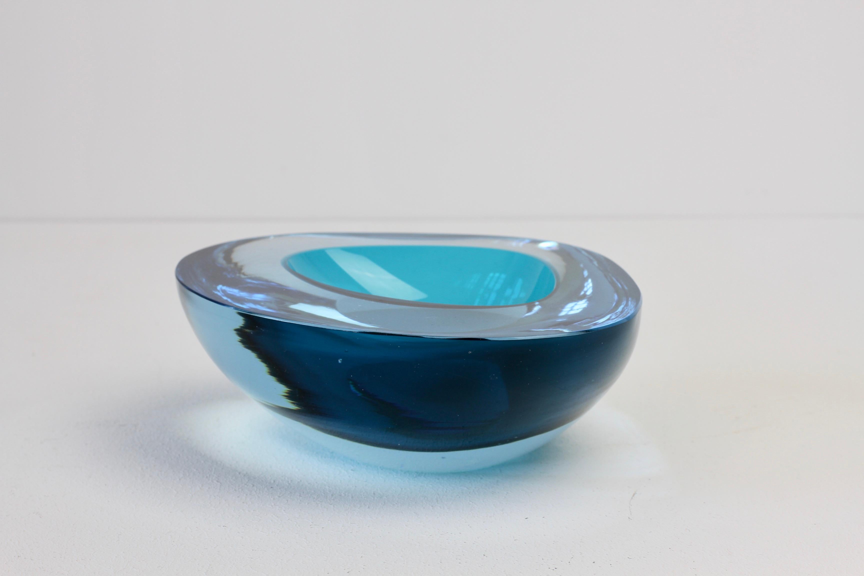 Grand bol:: plat:: cendrier en verre de Murano Sommerso bleu asymétrique italien Cenedese en vente 11